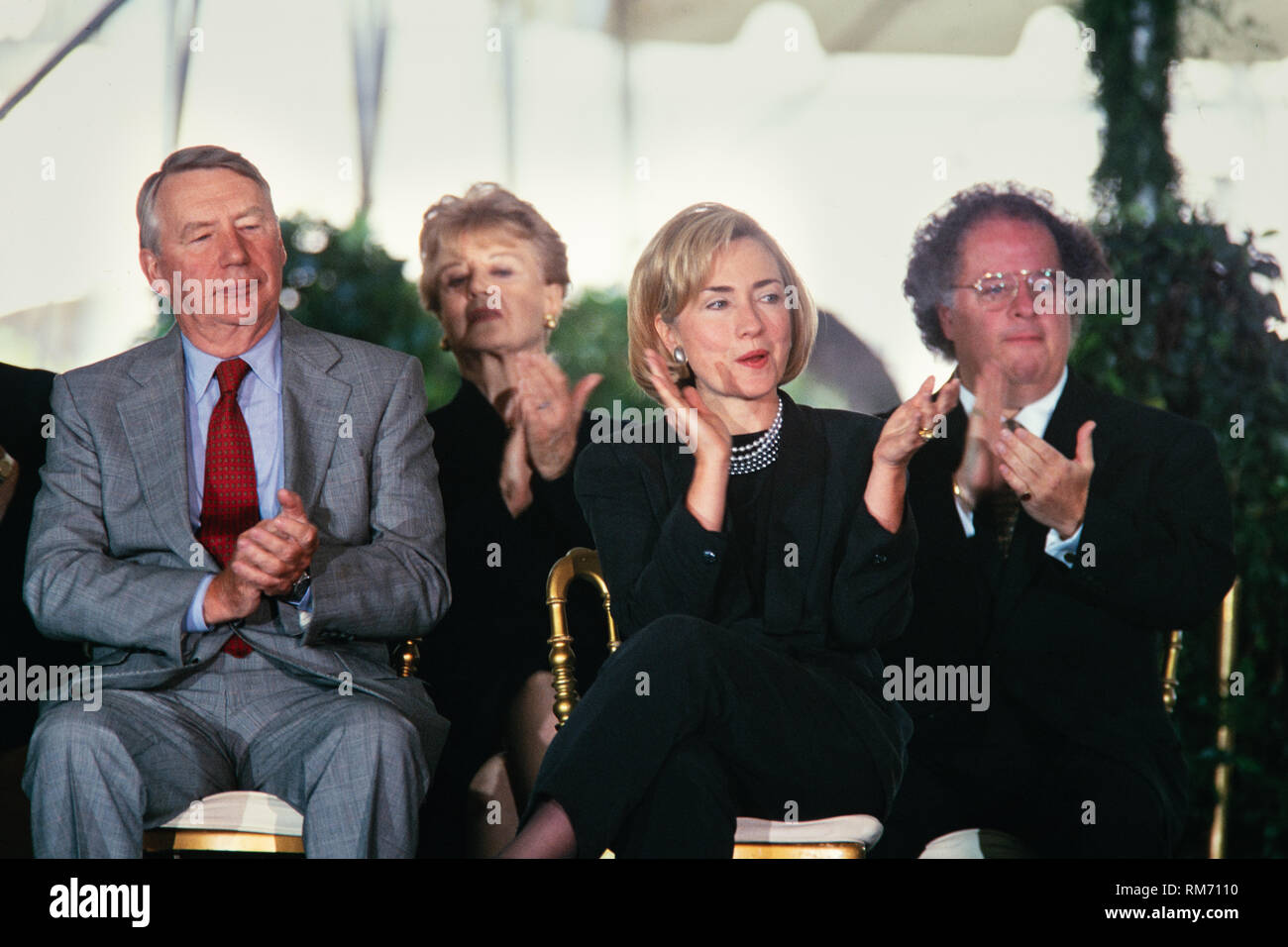 Stati Uniti Prima signora Hillary Clinton si siede con il giornalista Robert MacNeil, sinistra e direttore musicale della Metropolitan Opera James Levine, destra durante la medaglia Nazionale delle Arti e delle scienze umanistiche premi durante una cerimonia sulla South Lawn della Casa Bianca Settembre 29, 1997 a Washington, DC. Foto Stock