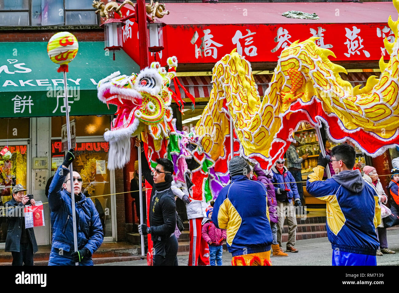 Dragon Dance team, capodanno cinese capodanno nuovo anno lunare Parade, Chinatown, Vancouver, British Columbia, Canada Foto Stock