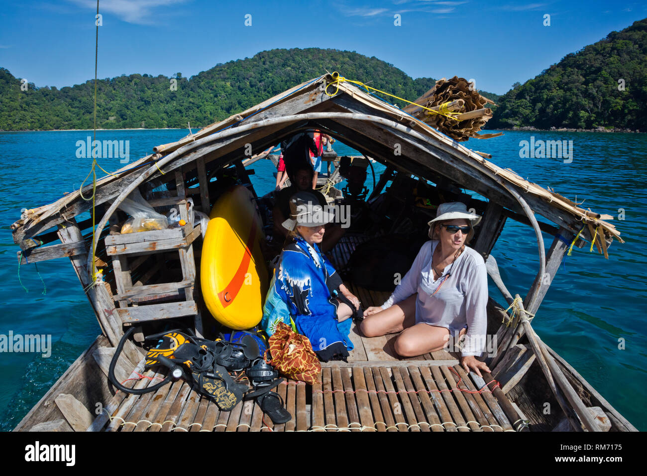 Touring KO SURIN ISLANDin THAI una barca MOKEN in MU KO SURIN NATIONAL PARK - Tailandia Foto Stock