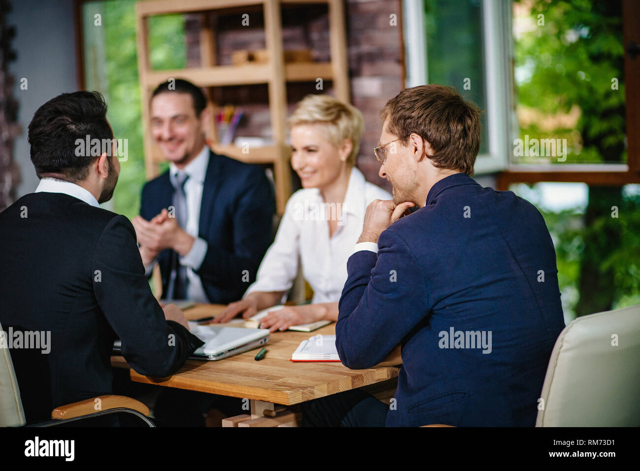Occupato dai colleghi di riunione. Messa a fuoco selettiva su imprenditore il retro Foto Stock