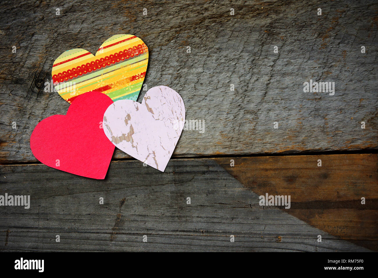 Cuore forme fienile su uno sfondo di legno, il giorno di San Valentino concetto HDR Foto Stock
