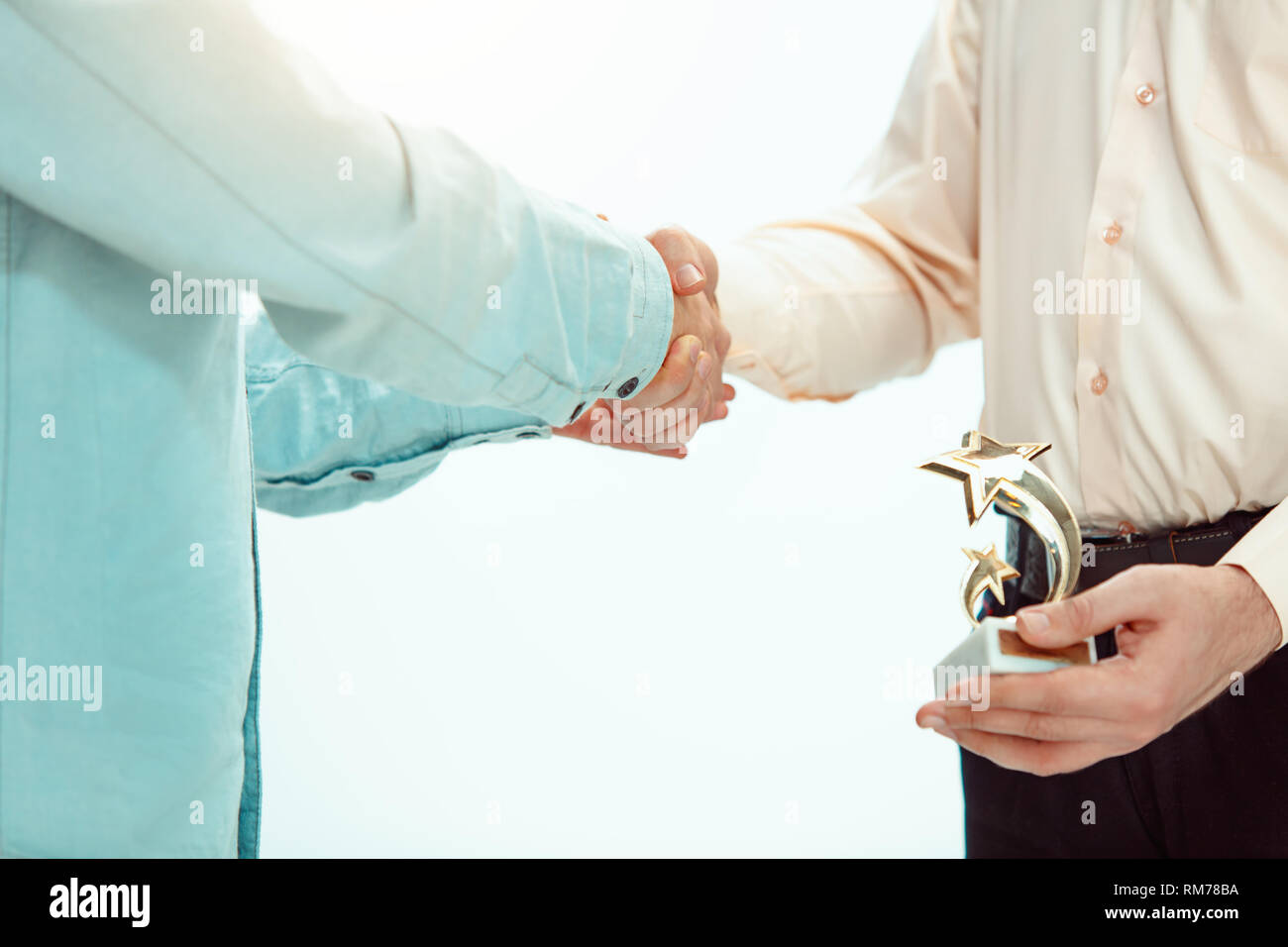 Stretta di mano. Boss che approva e congratulandomi con successo giovani dipendenti della società per il suo successo e buon lavoro. Dipendente nazionale apprezzamento giorno concetto. Foto Stock