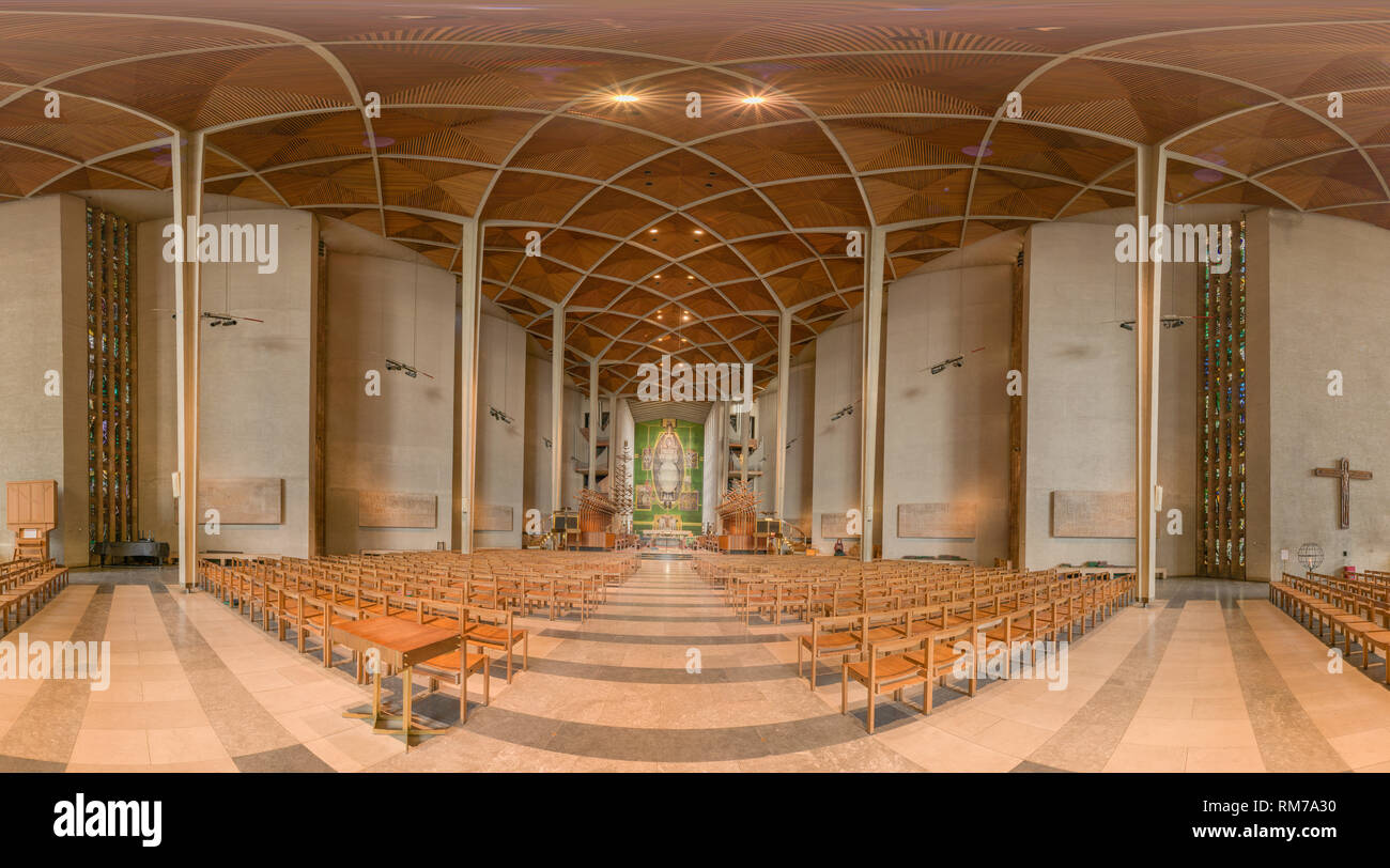 Navata centrale con sedie a Coventry Cathedral, Inghilterra, guardando all'estremità nord con un arazzo di Gesù Cristo in gloria, di Graham Sutherland, al di sopra di un alt Foto Stock