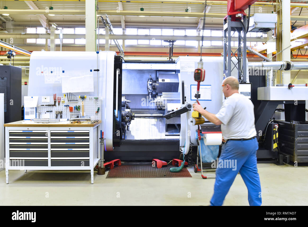 Macchina CNC in industriale moderna ingegneria meccanica - lavoratori sul luogo di lavoro Foto Stock