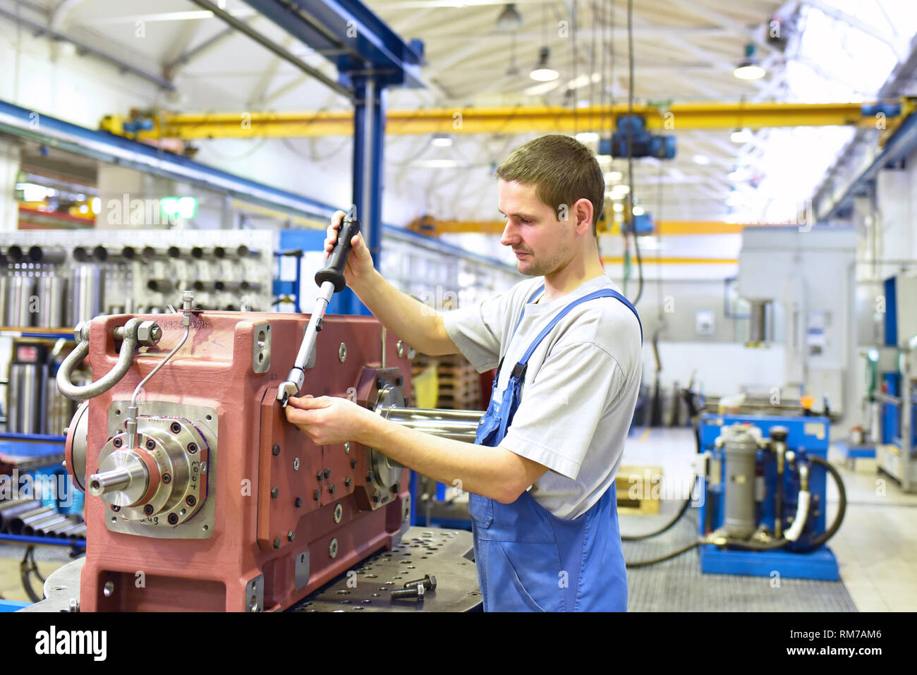 Moderna ingegneria meccanica - marcia manufacturing factory - gruppo di giovani lavoratori Foto Stock
