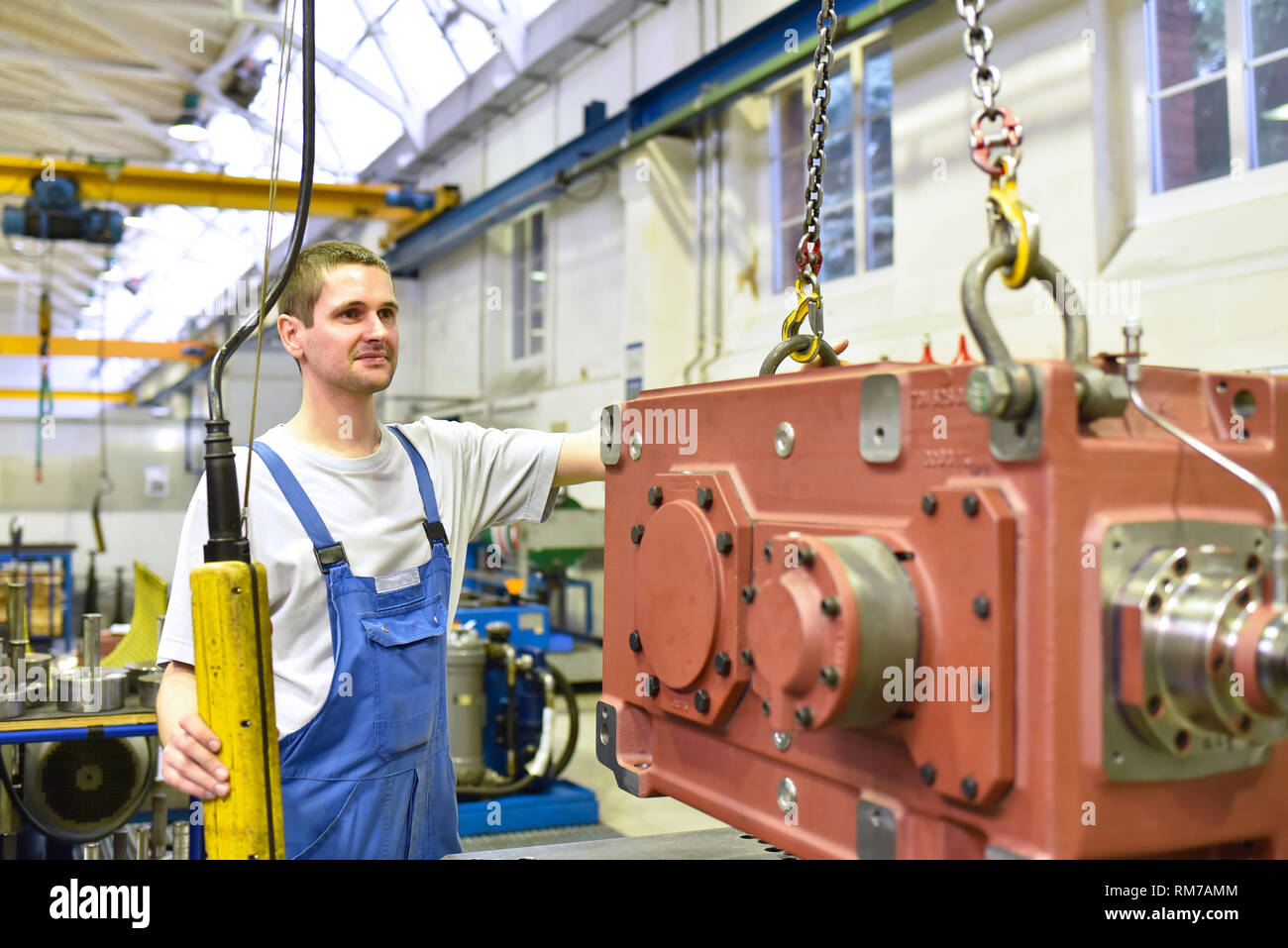 Moderna ingegneria meccanica - marcia manufacturing factory - gruppo di giovani lavoratori Foto Stock