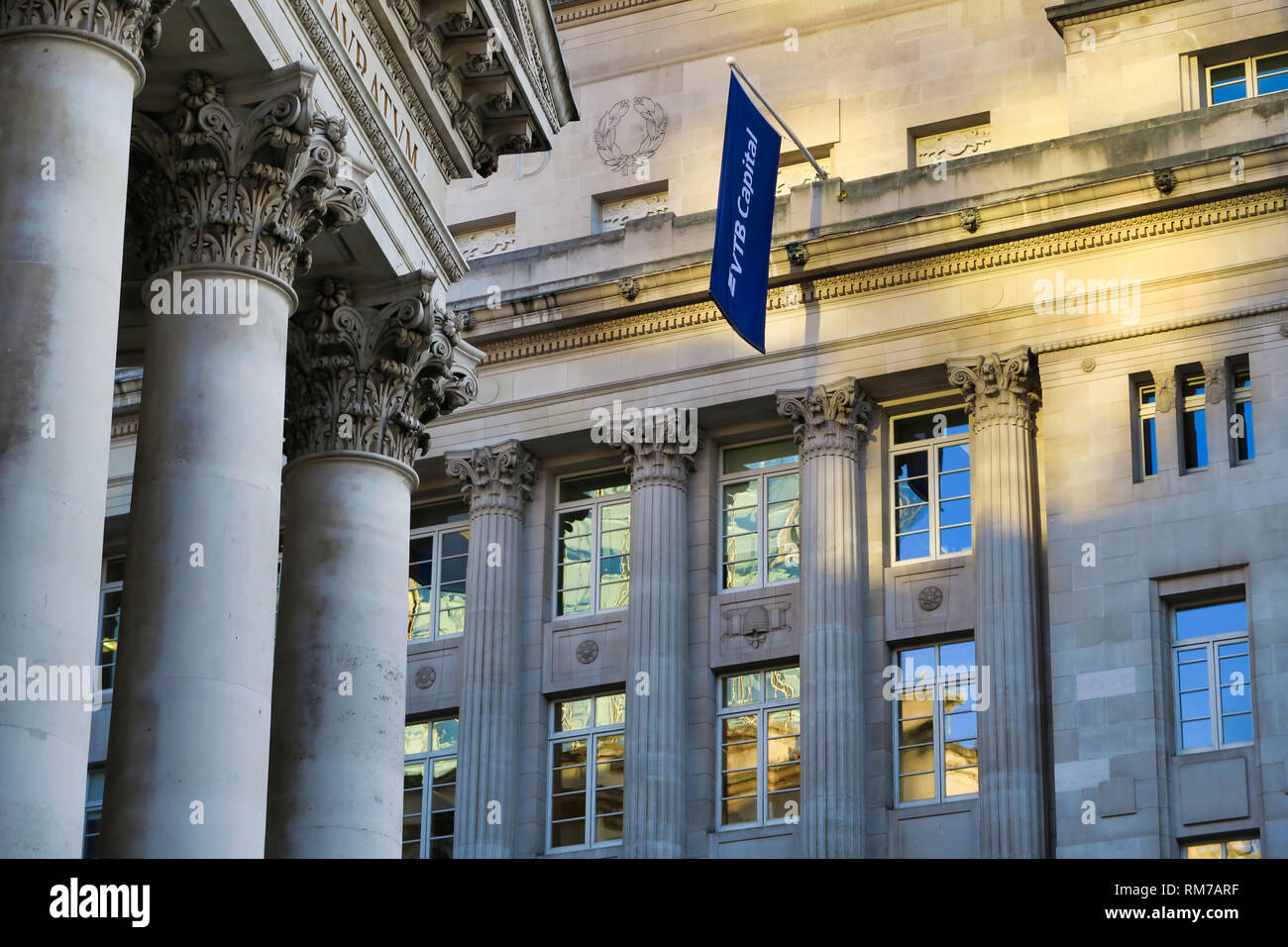 Il Royal Exchange e VTB Capitale nella città di Londra, London, England, Regno Unito Foto Stock