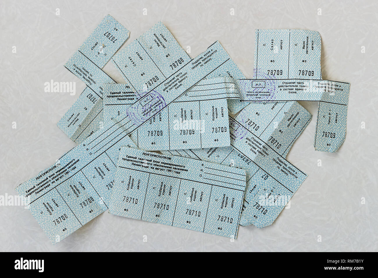 Food Stamps per l'acquisto di zucchero, salsiccia produrre, olio vegetale al momento della crisi economica 1991 URSS-Russia Foto Stock
