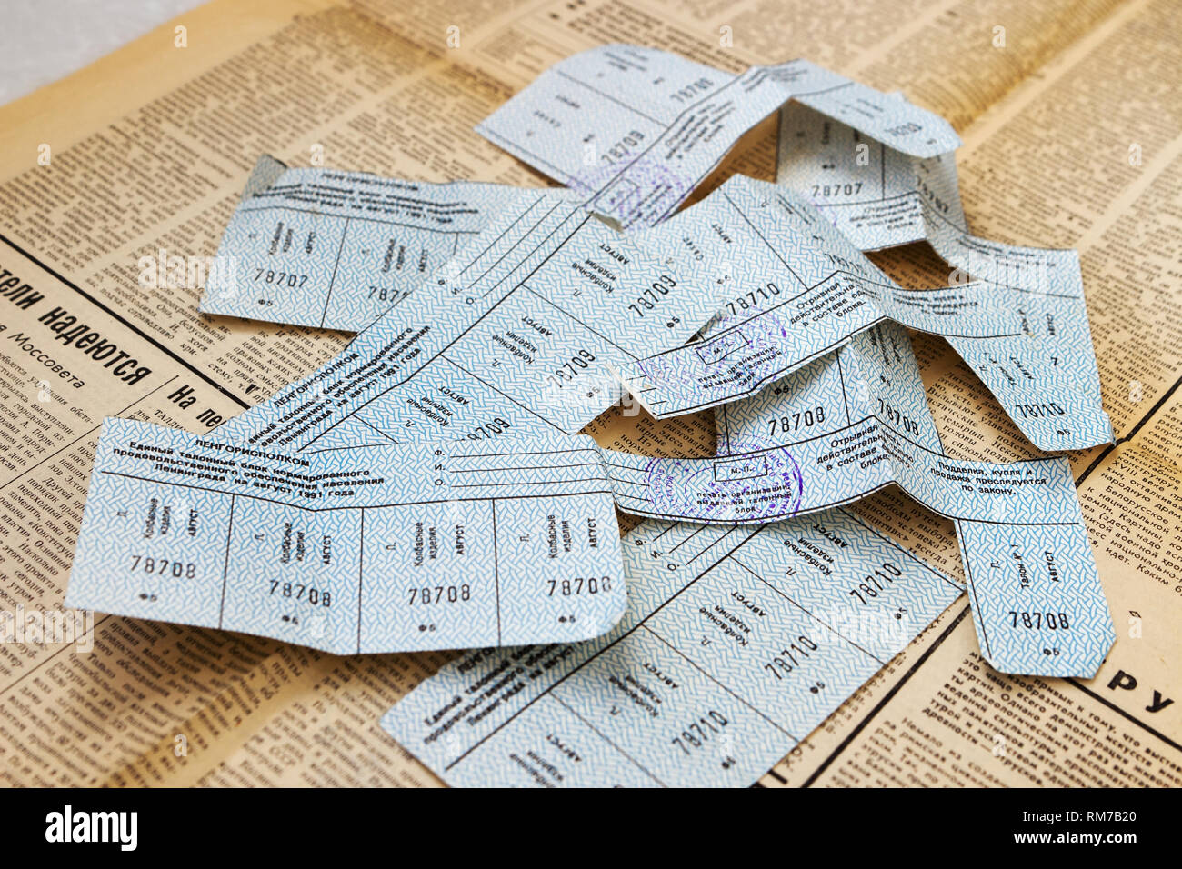 Food Stamps per l'acquisto di zucchero, salsiccia produrre, olio vegetale su un quotidiano nazionale "Pravda" 1990 al momento della crisi economica 1991 URSS, U Foto Stock