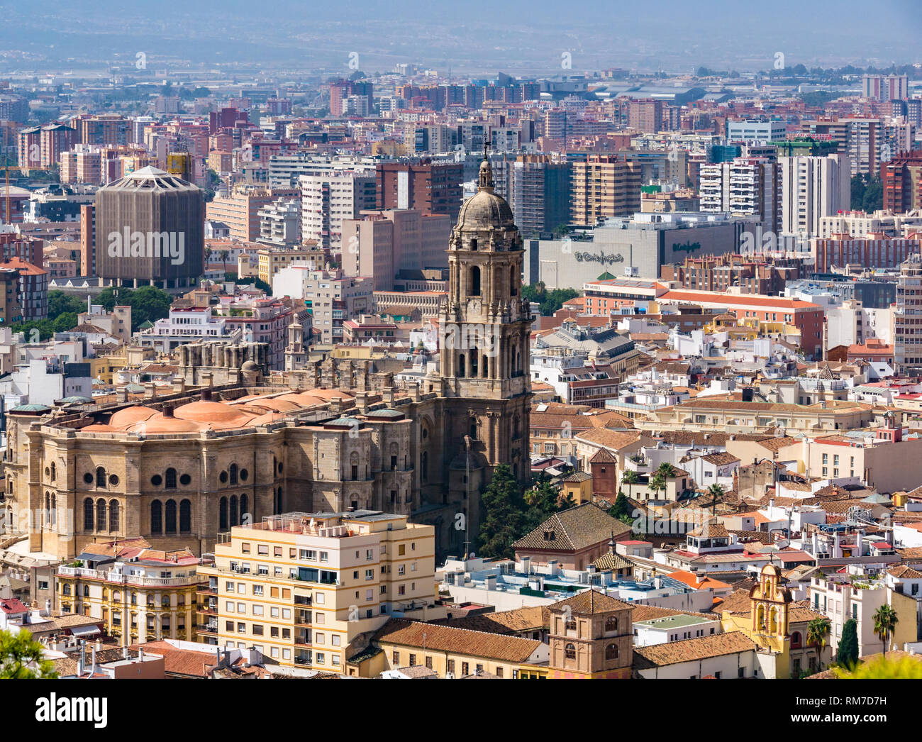 Vista della Cattedrale di Malaga e sui tetti della città dal di sopra, Malaga, Andalusia, Spagna Foto Stock