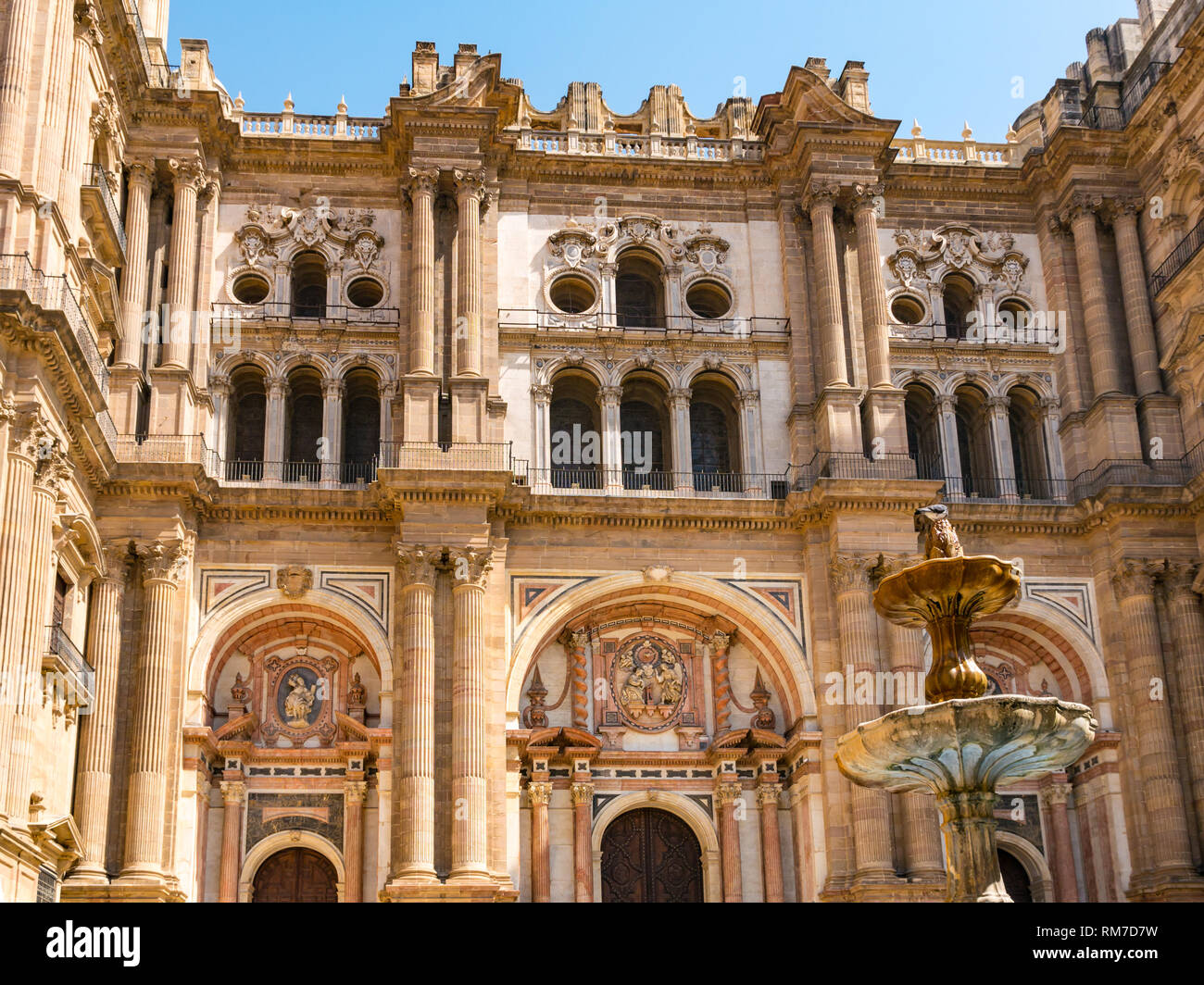 Fontana in Plaza Obispo o Piazza Vescovado e facciata barocca della Cattedrale di Malaga, Andalusia, Spagna Foto Stock