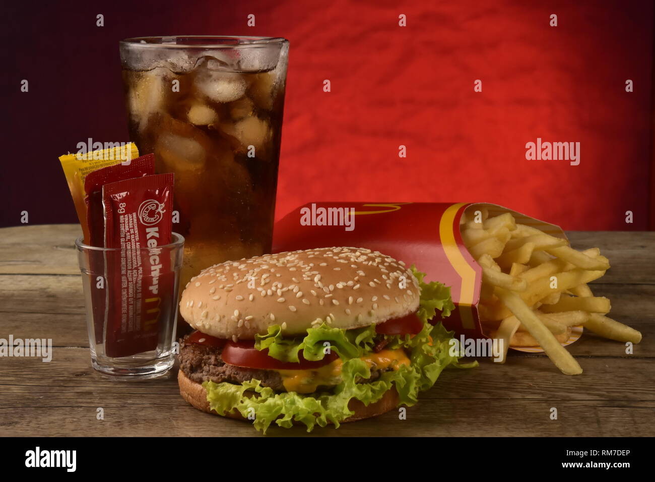 Formaggio Chips Burger e di coke sul tavolo Foto Stock