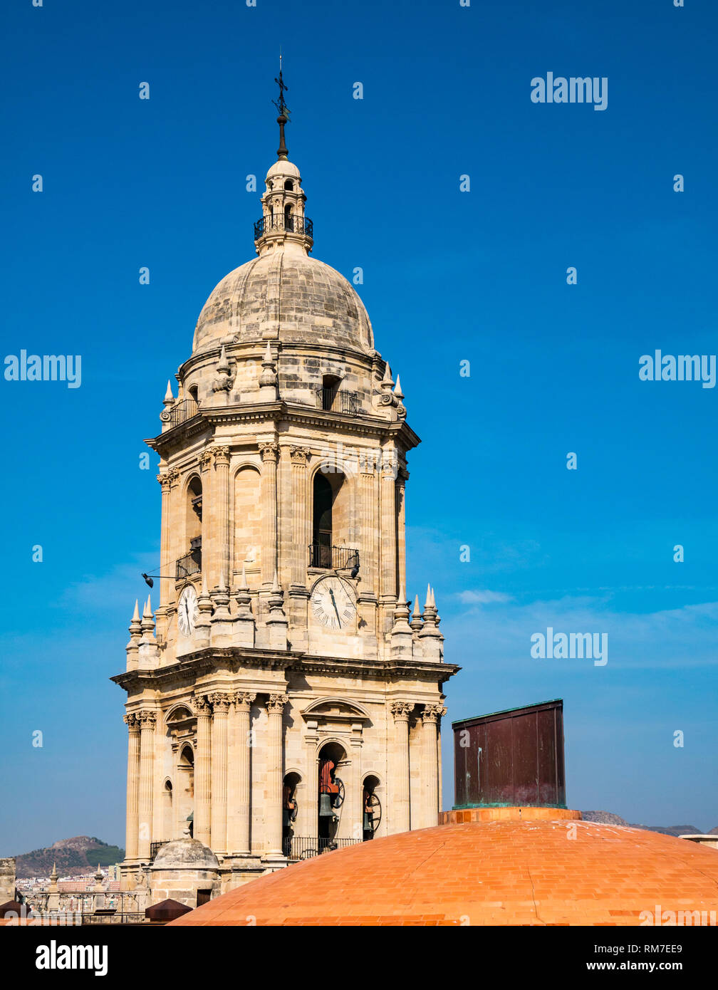 Insolita cupola del tetto in mattoni e la torre campanaria, Basilica Cattedrale, Malaga, Andalusia, Spagna Foto Stock