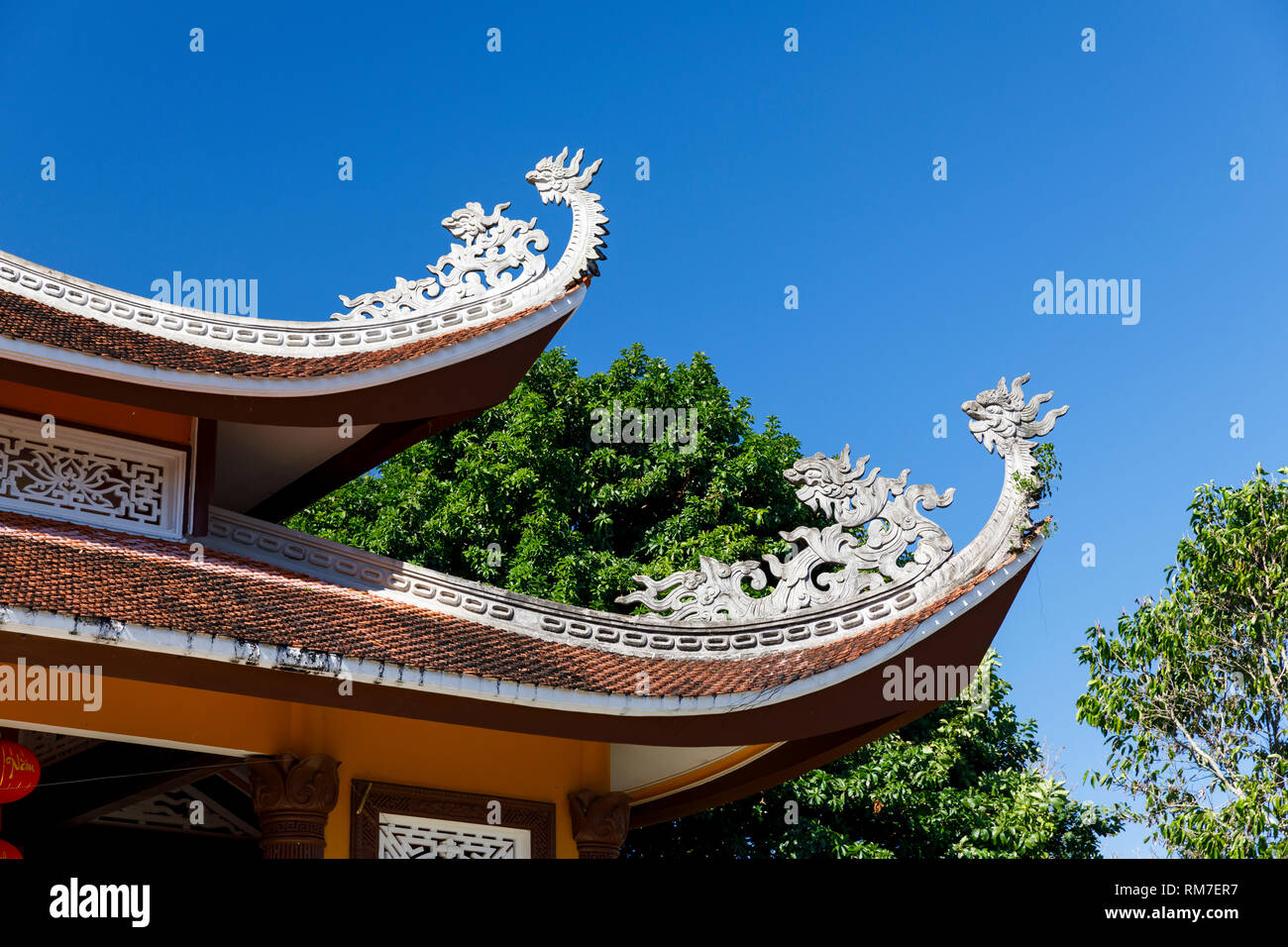 Vista dettagliata del bianco delle terminazioni del tetto di un edificio asiatica Foto Stock