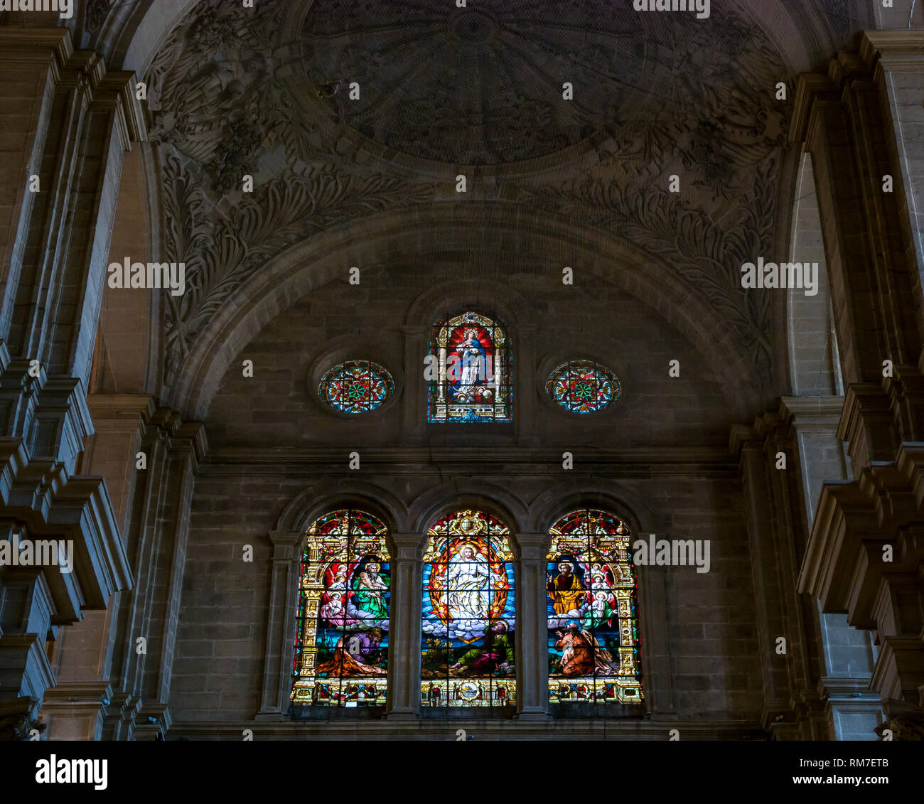 Vista interna vetrata raffigurante l'Ascensione di Cristo, Malaga Cathedal, Andalusia, Spagna Foto Stock
