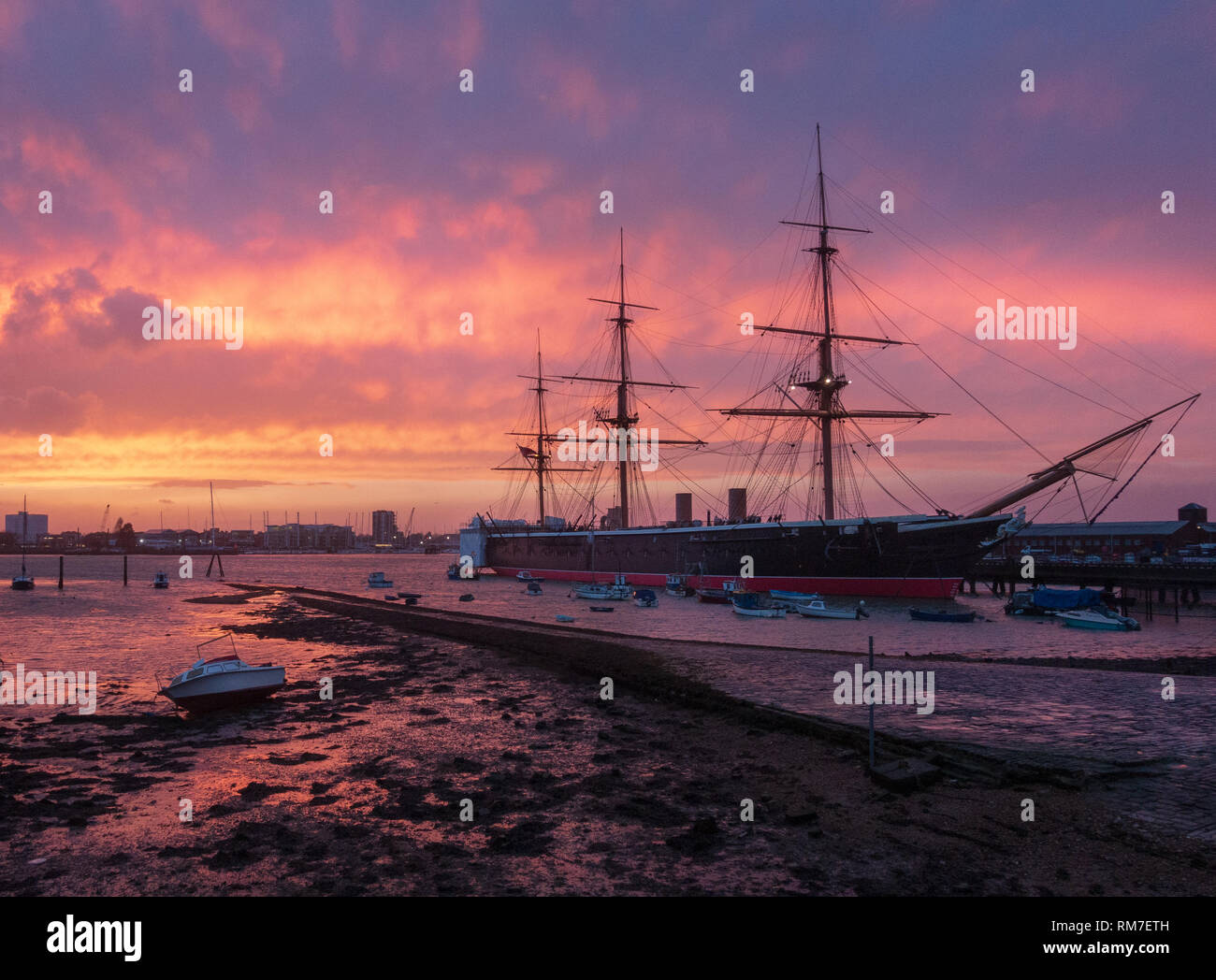Vascello storico guerriero HMS al tramonto, Portsmouth Historic Dockyard, Inghilterra Foto Stock