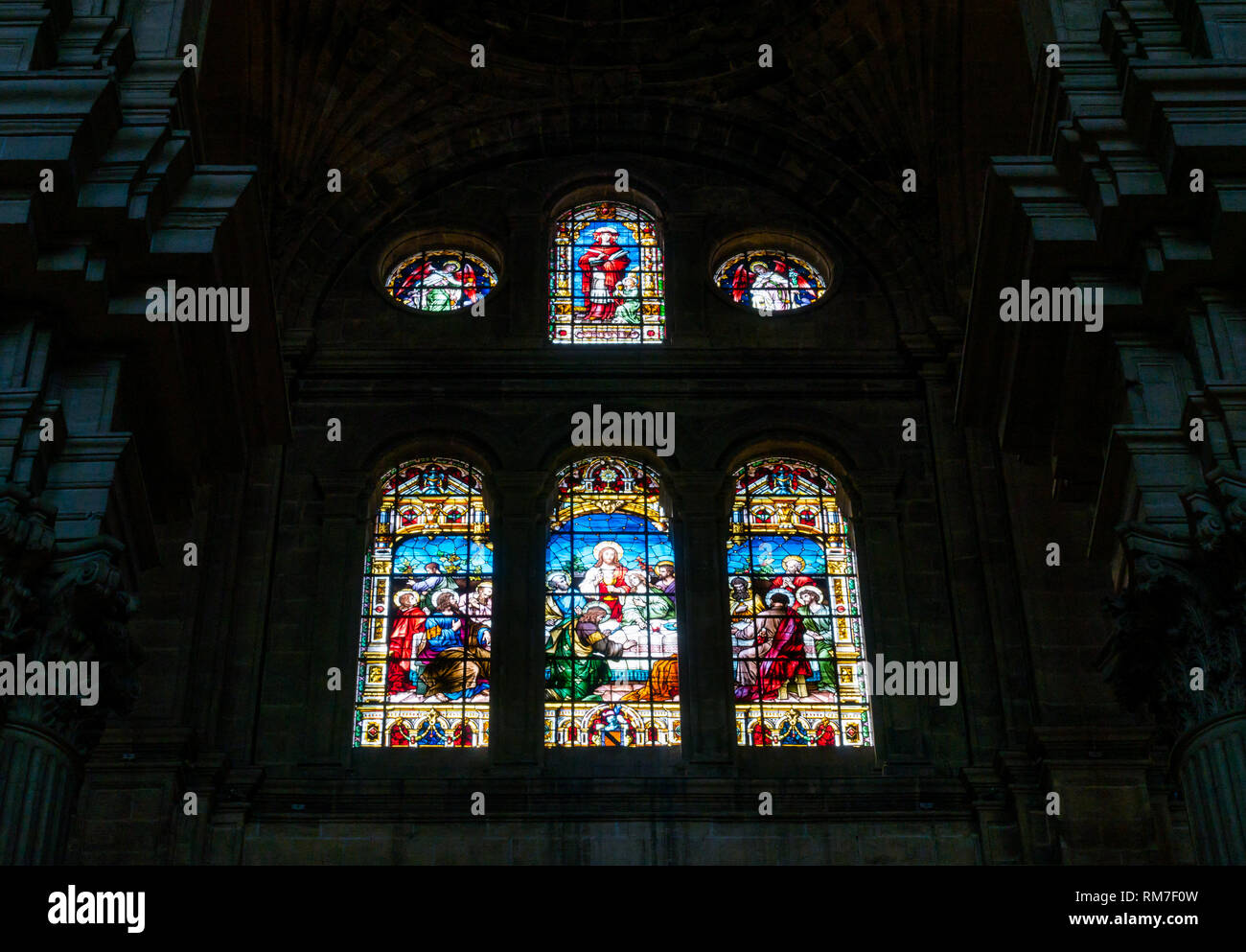 Il vetro macchiato religiosi finestra raffigurante l'Ultima Cena, Malaga, Cattedrale, Andalusia, Spagna Foto Stock