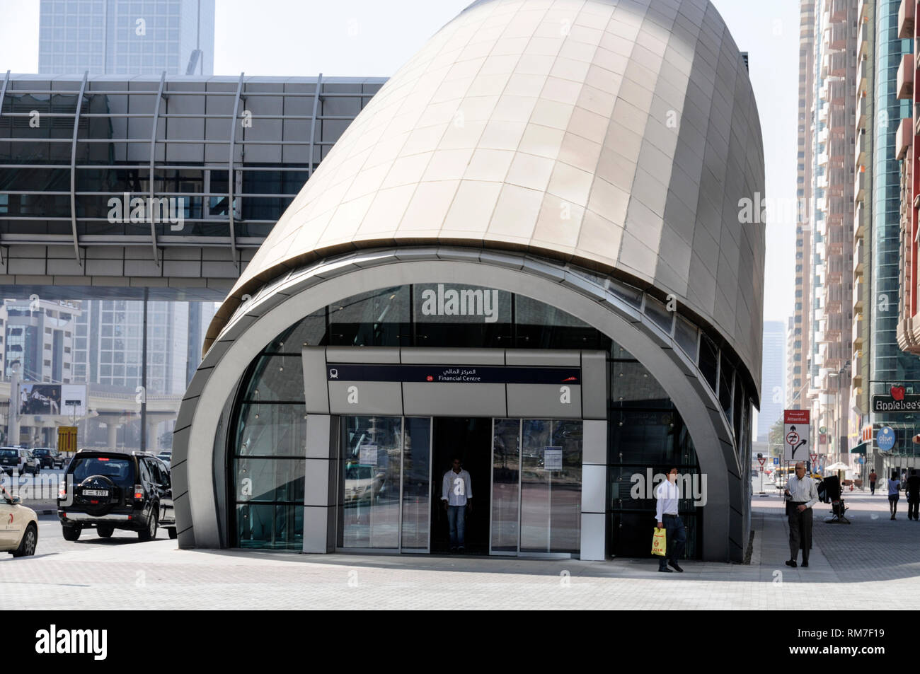 Ingresso principale al centro finanziario la stazione della metropolitana sulla Sheikh Zayed road a Dubai negli Emirati Arabi Uniti (EAU). Foto Stock