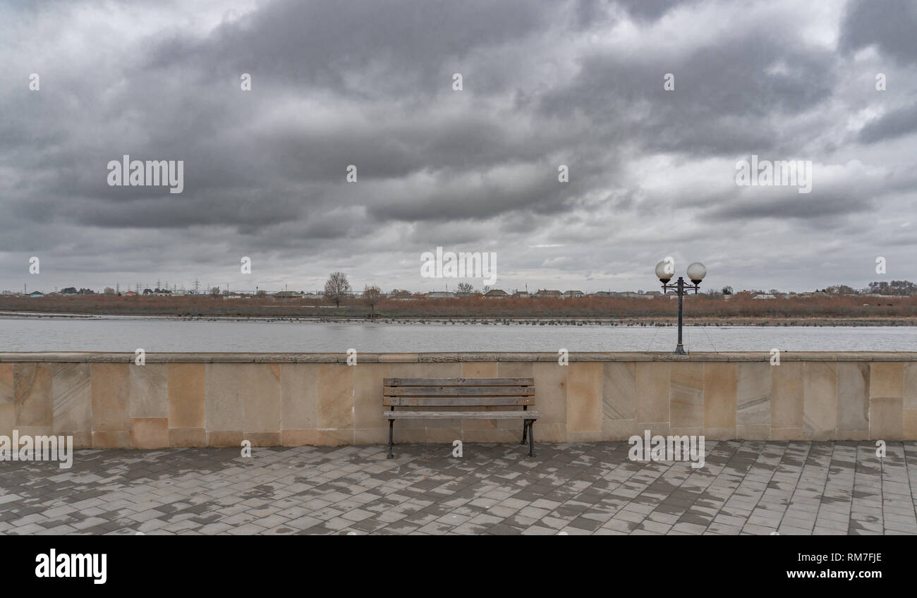 Solitario sul banco il greto del fiume Foto Stock