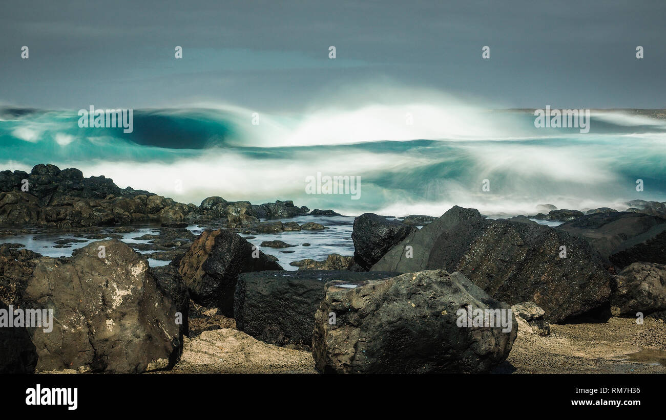 Le onde durante una tempesta in La Santa in Lanzarote, fotografie con lunghi tempi di esposizione, Isole Canarie Foto Stock