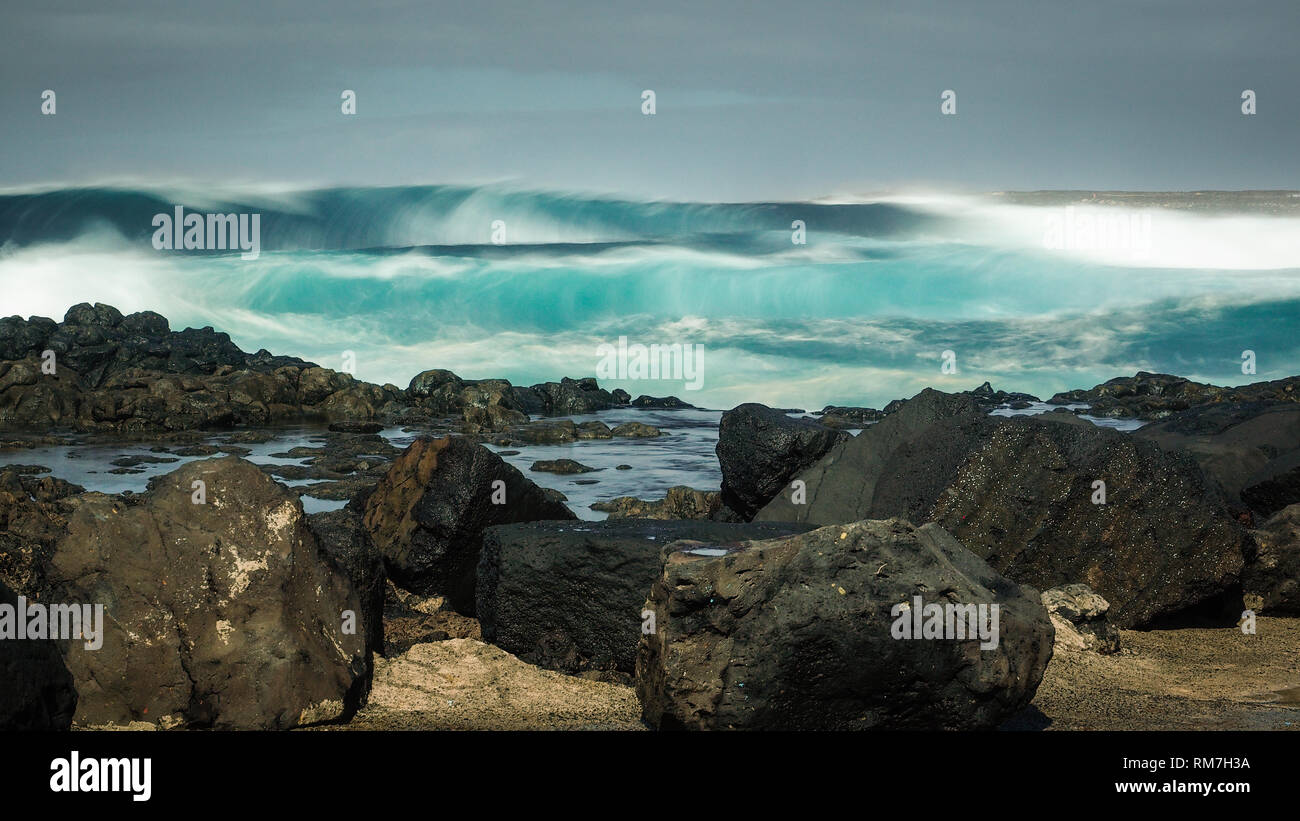 Le onde durante una tempesta in La Santa in Lanzarote, fotografie con lunghi tempi di esposizione Foto Stock