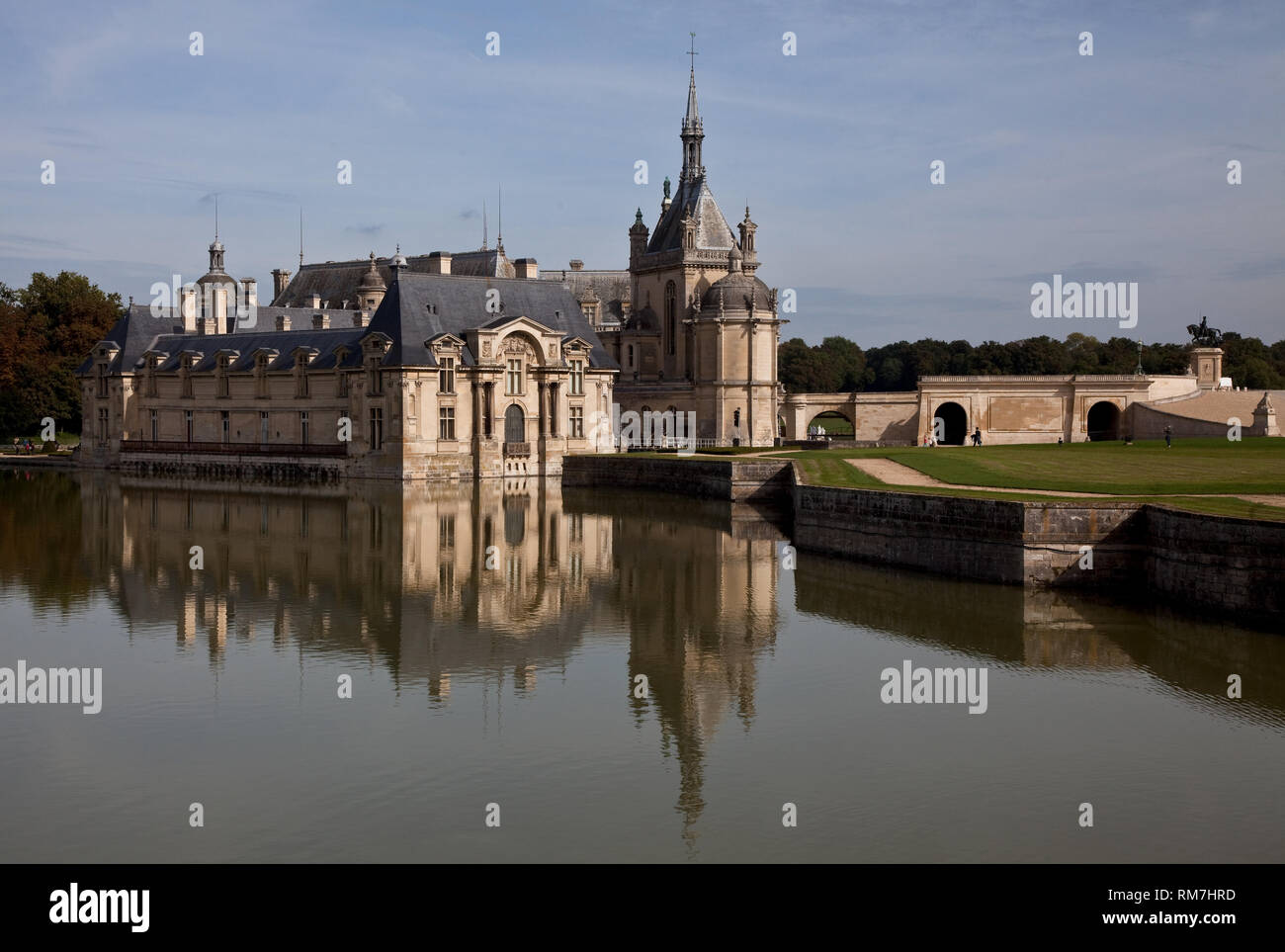 Ële Frankr-de-France Chantilly Schlo§ 65741 Ansicht v SŸden links Kleines Schlo§ begonnen 1560 v Jean Bullant rechts Kapelle d Gro§EN 1875-8 Schlosses Foto Stock