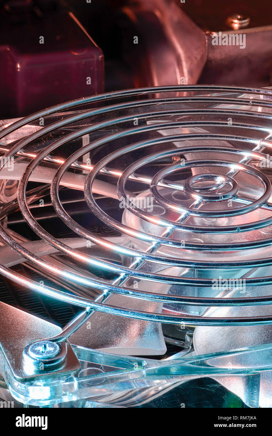 Ventola di raffreddamento fissa di frammento su scambiatore di calore con protezione telaio metallico Foto Stock