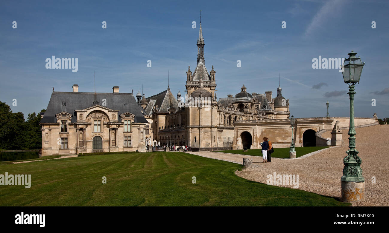 Ële Frankr-de-France Chantilly Schlo§ 65751 Ansicht v SŸdosten links Kleines Schlo§ begonnen 1560 v Jean Bullant rechts Gro§es Schlo§ 1875-81 v HonorŽ Foto Stock