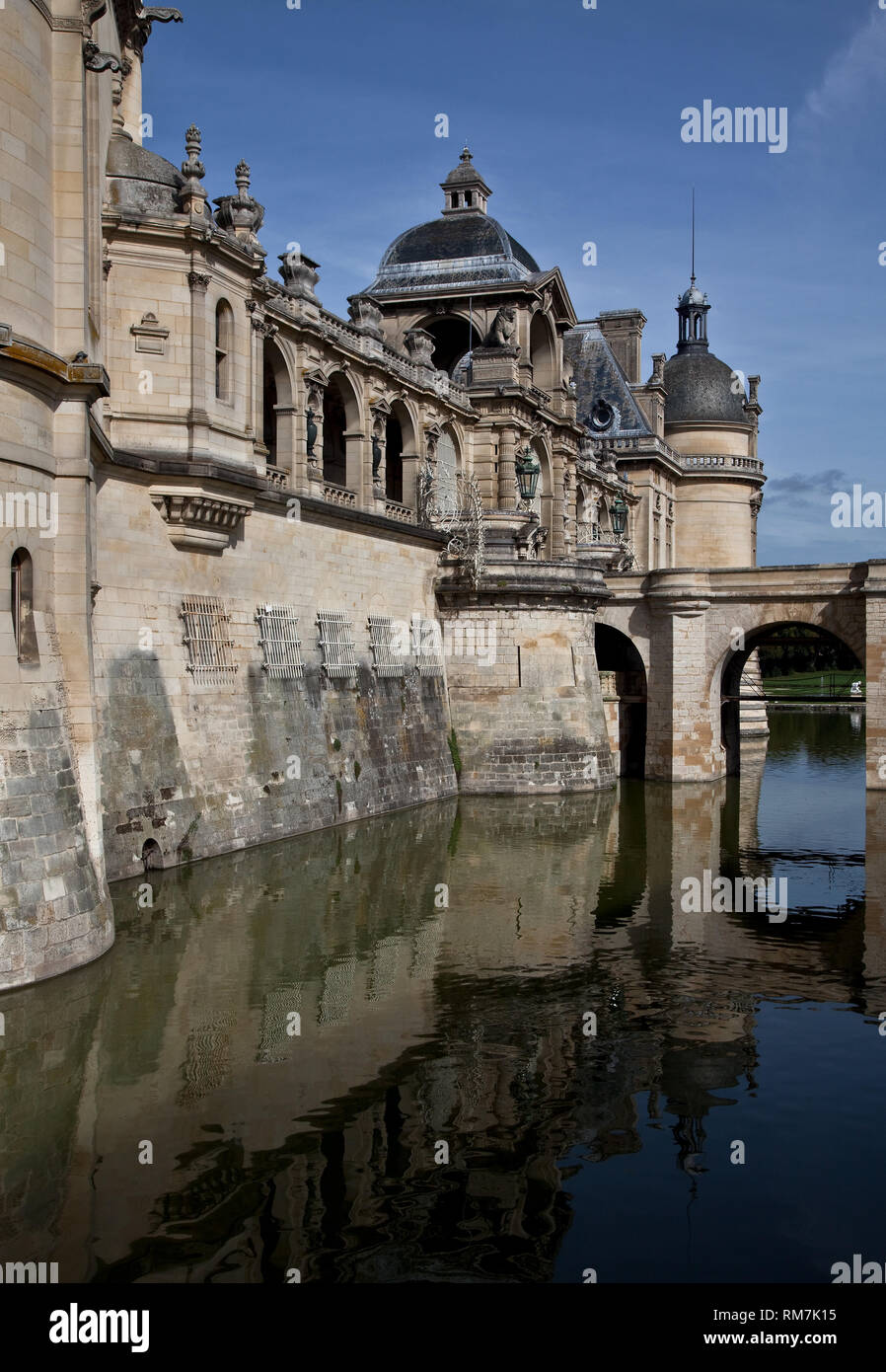 Ële Frankr-de-France Chantilly Schlo§ 65758 Gro§es Schlo§ Wassergraben darŸber Hofarkaden Ansicht von SŸden erbaut in den 1840er Jahren von FŽlix Duba Foto Stock