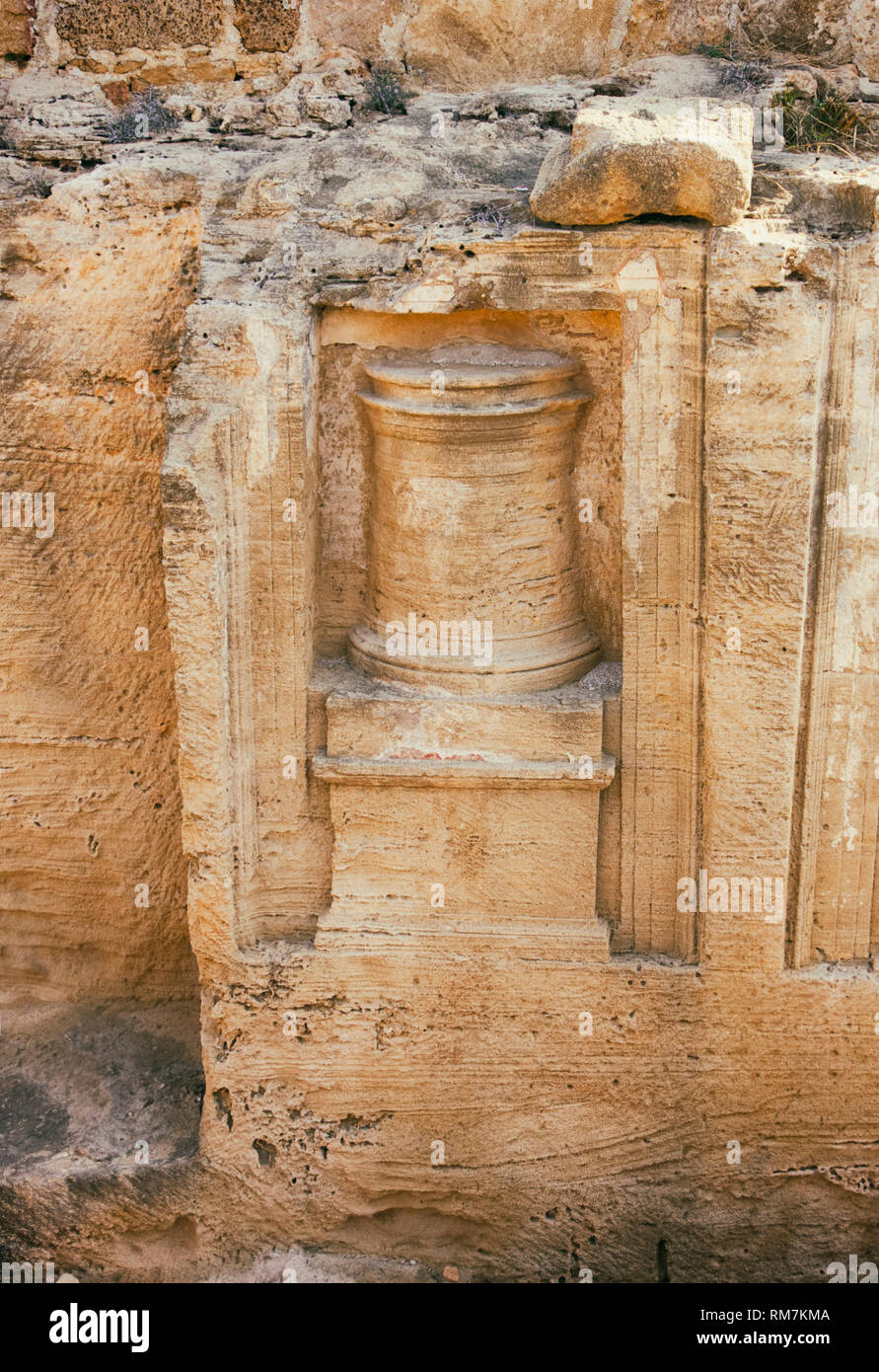 Antica colonna scolpita in pietra arenaria. Close-up. Foto Stock