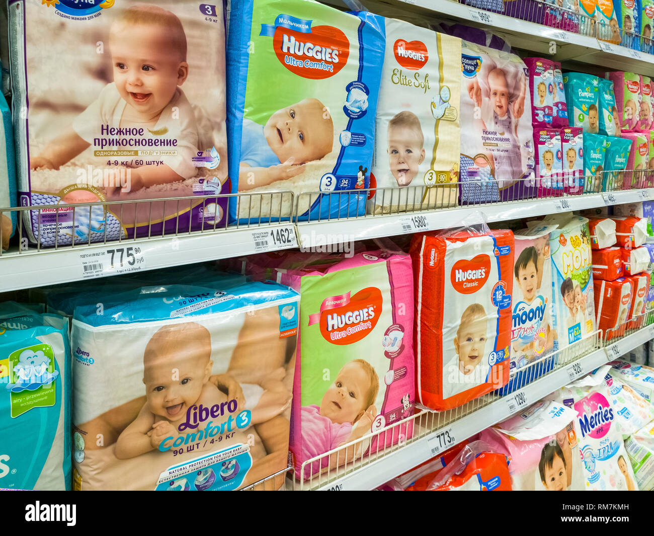 Mosca, Russia - 12 feb. 2019. i pannolini per bambini nella grande rete del  negozio Auchan Foto stock - Alamy