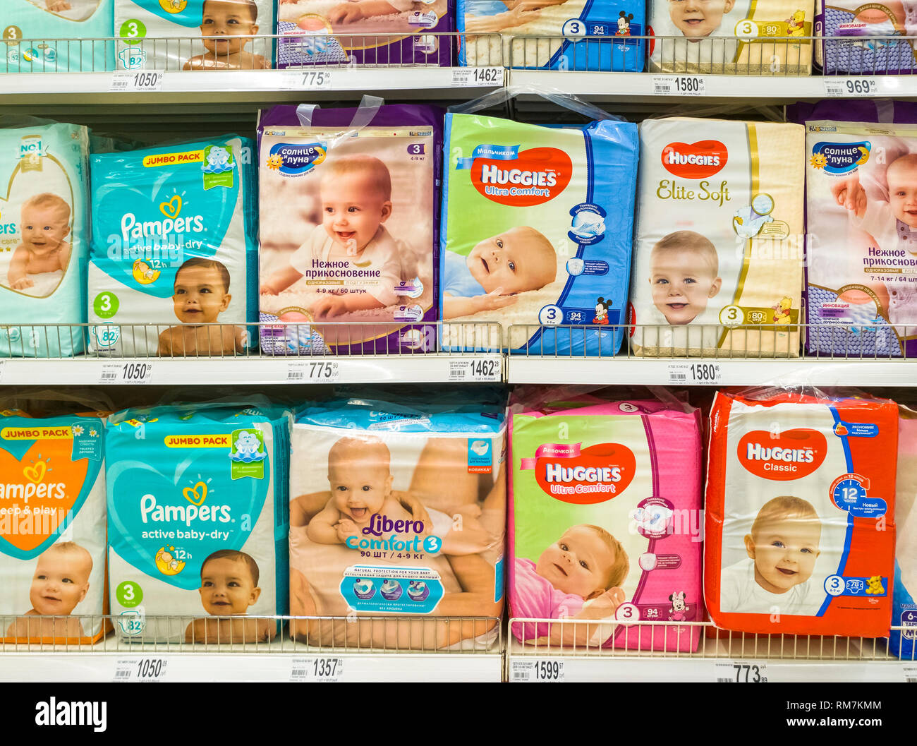 Mosca, Russia - 12 feb. 2019. i pannolini per bambini nella grande rete del  negozio Auchan Foto stock - Alamy