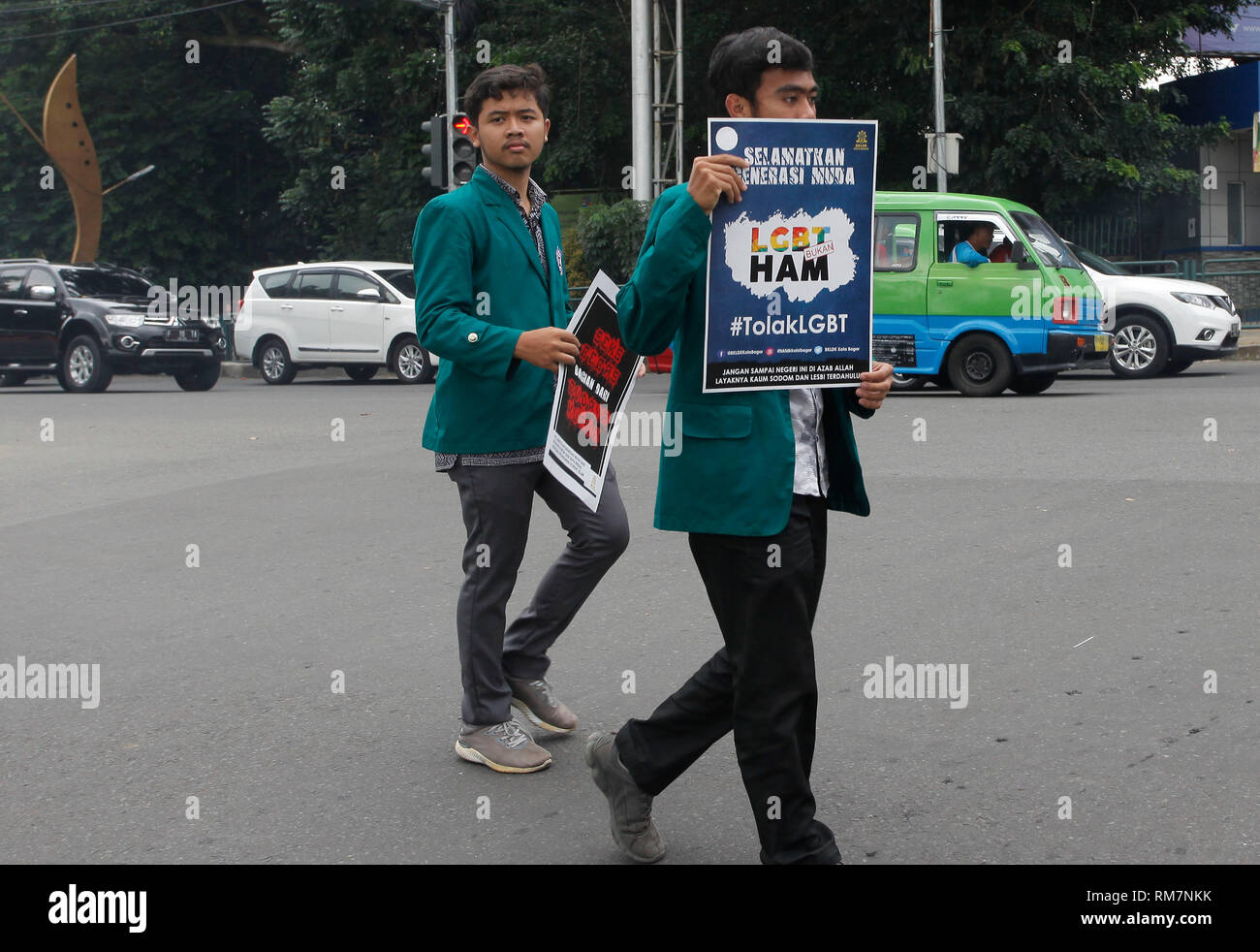 I dimostranti sono visti tenendo cartelloni e durante la protesta. Un certo numero di manifestanti sono stati visti tenendo cartelli e striscioni quando hanno respinto il giorno di San Valentino festa (14 febbraio) a Tugu Kujang, Bogor, essi invitano gli adolescenti per lo studio di questioni religiose oltre a partecipare nel giorno di San Valentino celebrazioni. Foto Stock