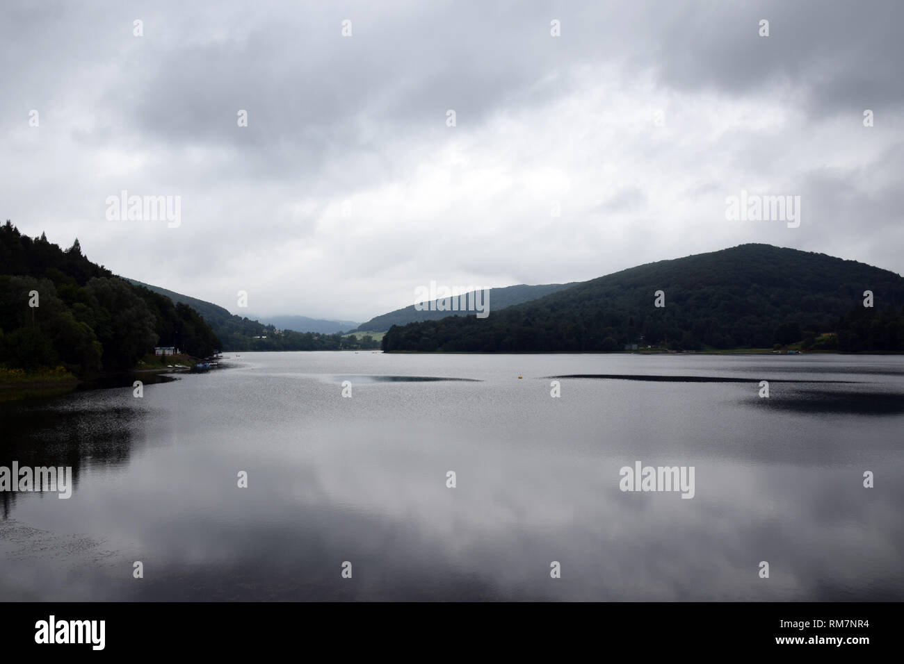 Myczkowskie lago sul fiume San vicino Solina-Myczkowce dam. Monti Bieszczady, Polonia. Foto Stock