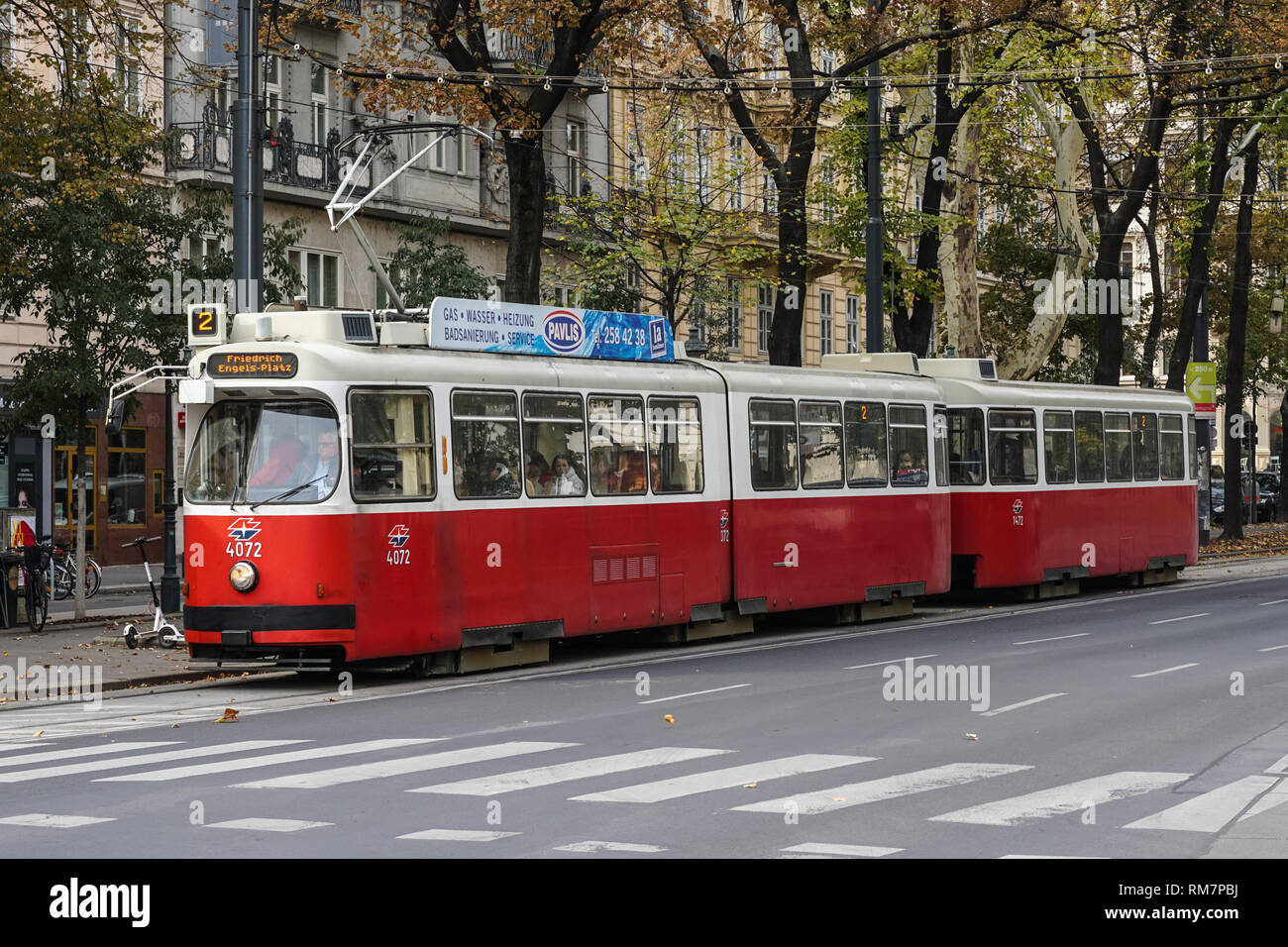 Rosso tipico tram vintage sulla Ringstrasse di Vienna in Austria Foto Stock
