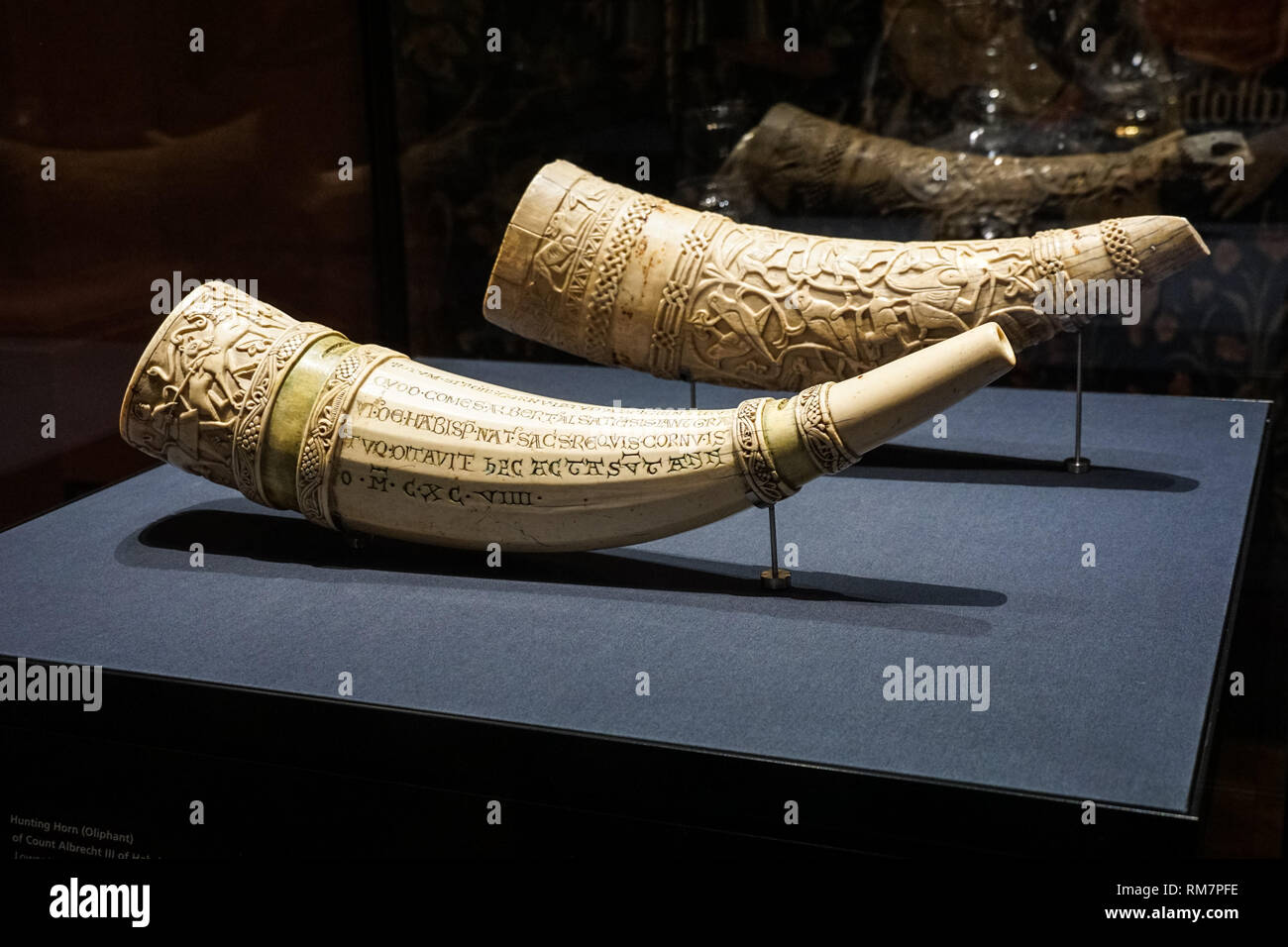 Corni da caccia, scolpiti avorio di elefante, in mostra presso il Kunsthistorisches Museum di Vienna, Austria Foto Stock