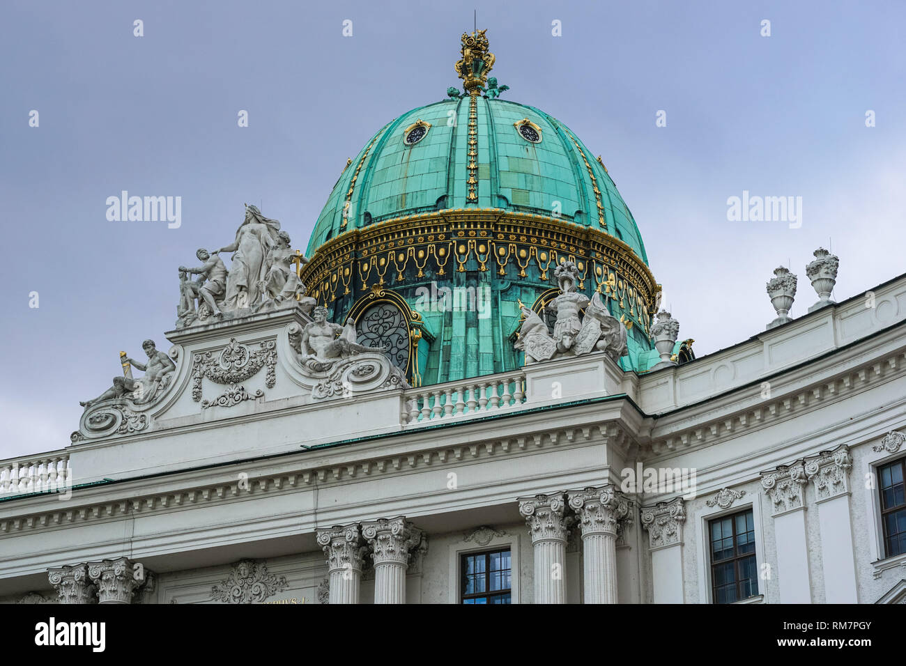 Palazzo di Hofburg di Vienna in Austria. Parte anteriore del San Michele di ala. Foto Stock