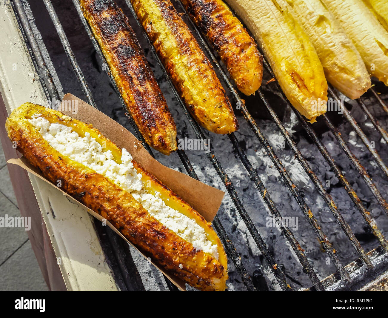 Banane alla griglia con formaggio Foto Stock