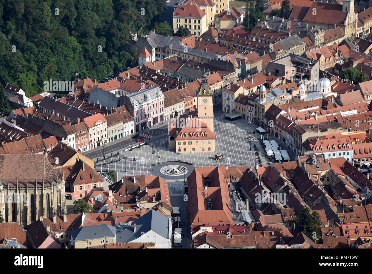 Vista aerea del Brasov Piazza del Mercato dal montaggio di Tampa. Brasov, Transilvania, Romania. Foto Stock