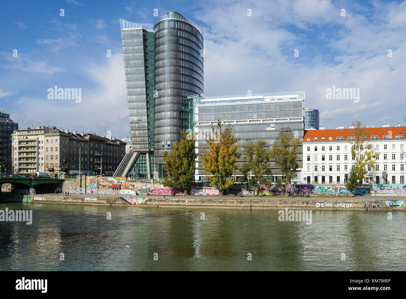 Edifici moderni presso la banca di Donaukanal (Canale del Danubio) a Vienna, in Austria Foto Stock