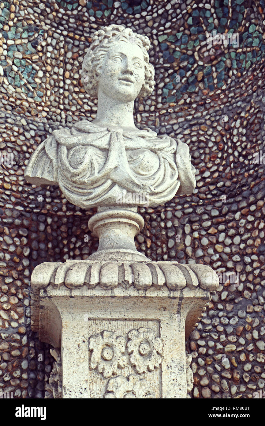 Monaco di Baviera Germania, Museo Nazionale Bavarese, nicchia in facciata esterna decorata con mosaici di pietra e di un neo-classico busto scolpito Foto Stock