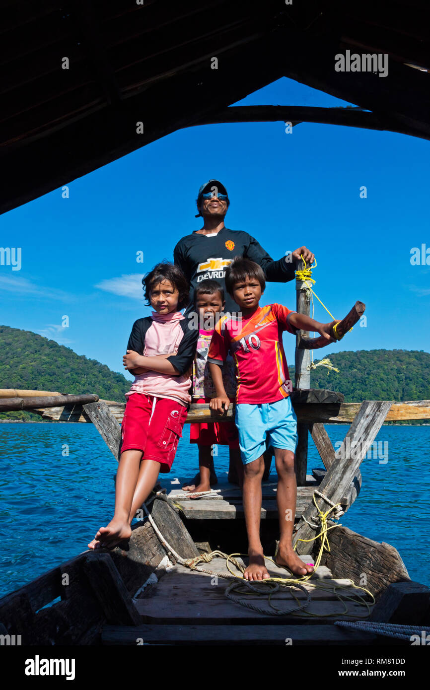 MOKEN persone in una barca tradizionale su KO SURIN isola thailandese in MU KO SURIN NATIONAL PARK - Tailandia Foto Stock