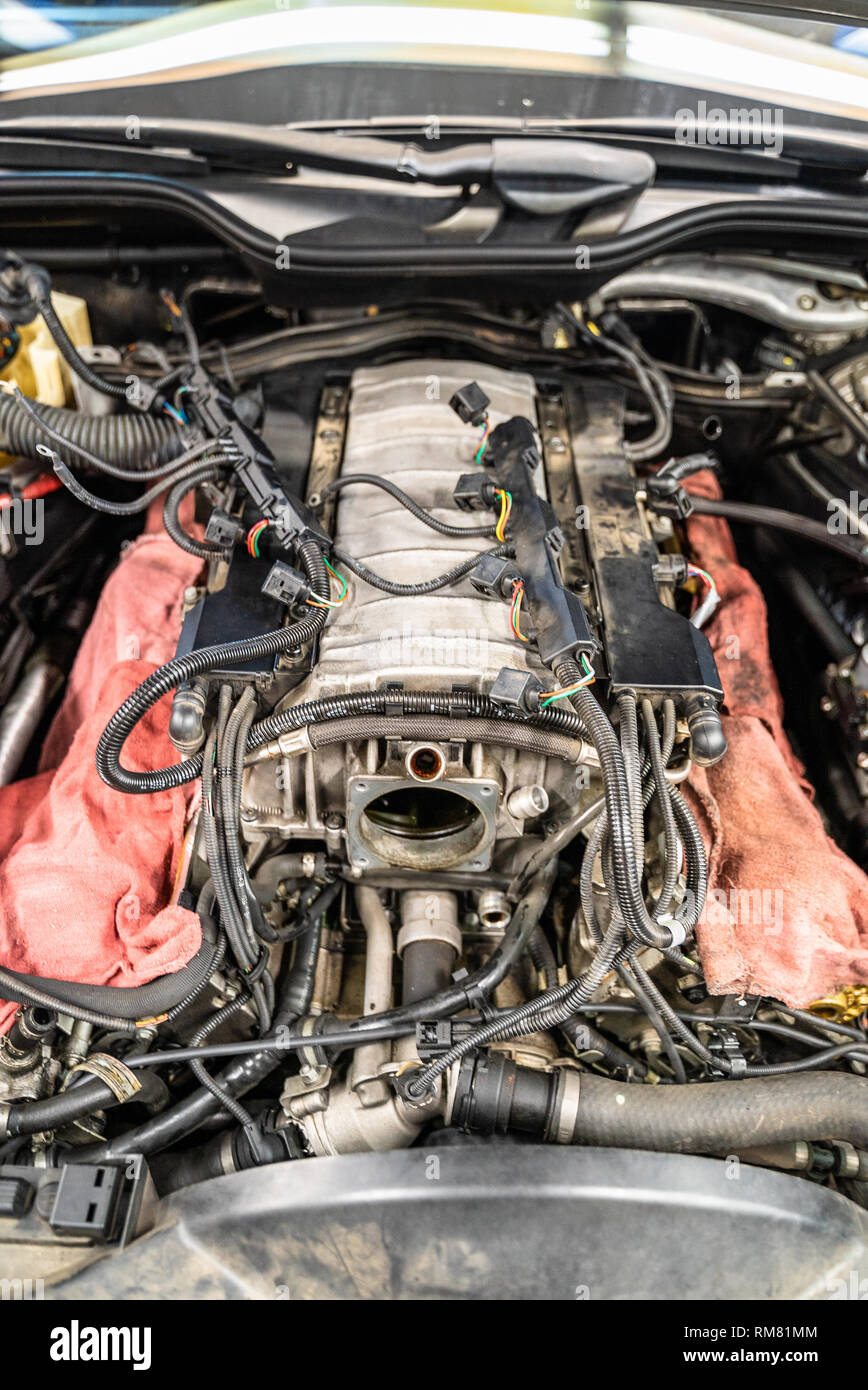 Motore Il motore Mercedes Benz auto vecchia riparazione ML Foto Stock