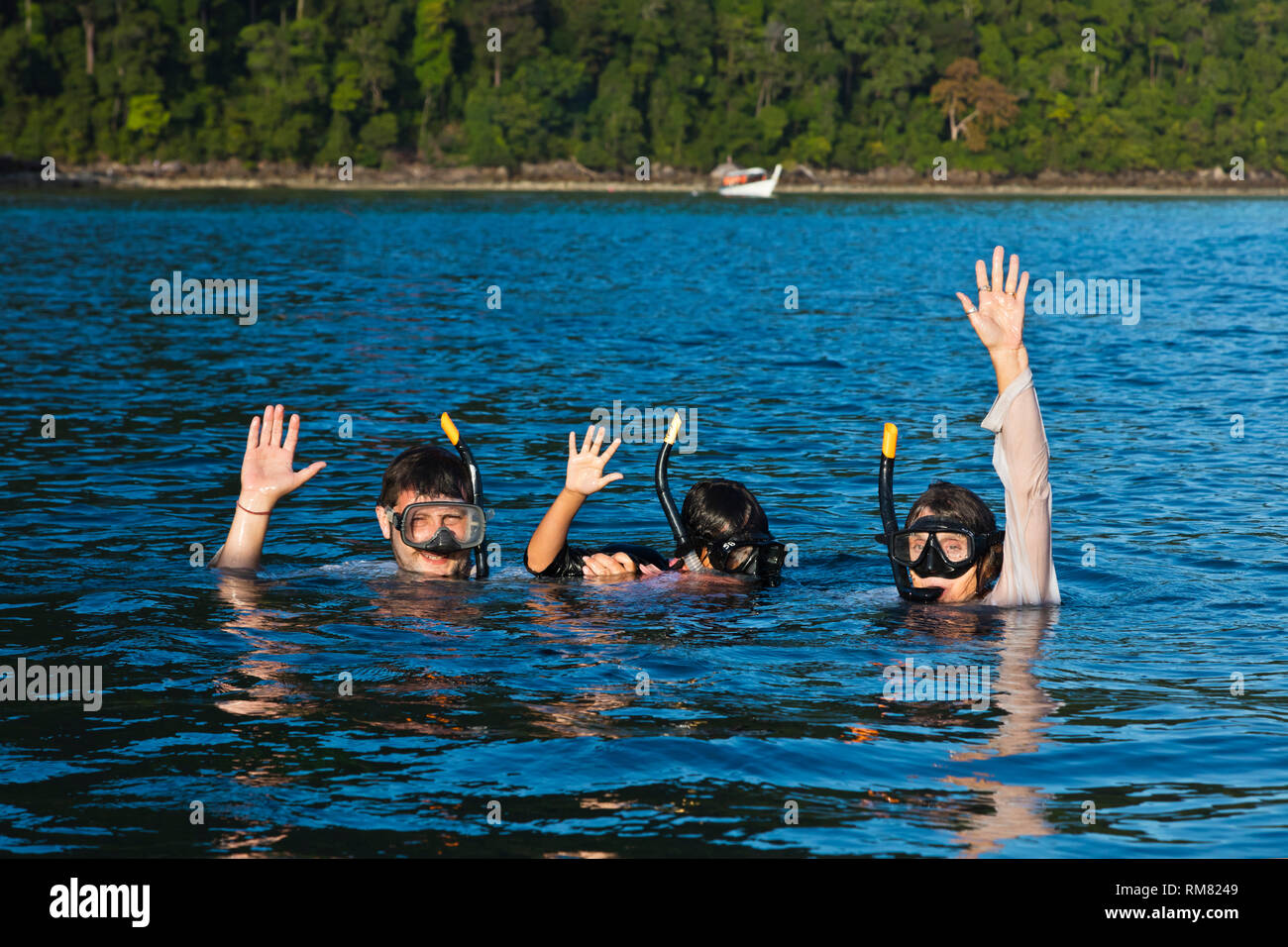 Fare snorkeling lungo la costa di KO SURIN isola thailandese in MU KO SURIN NATIONAL PARK - Tailandia Foto Stock