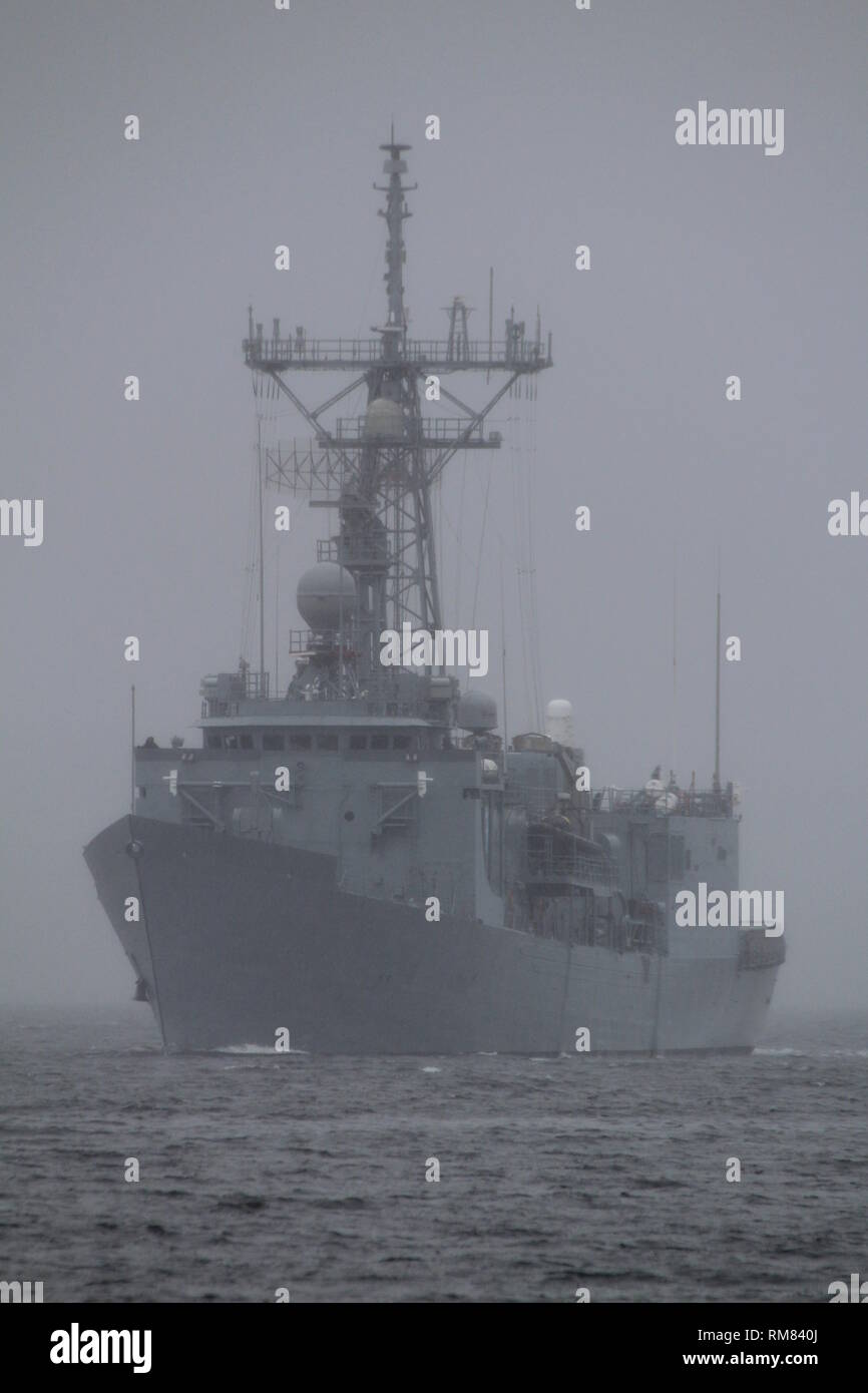 ORP Kazimierz generale Pulaski (272), un pericolo di Oliver Perry-class frigate azionato dalla Marina Polacca, passando Greenock sul Firth of Clyde. Foto Stock