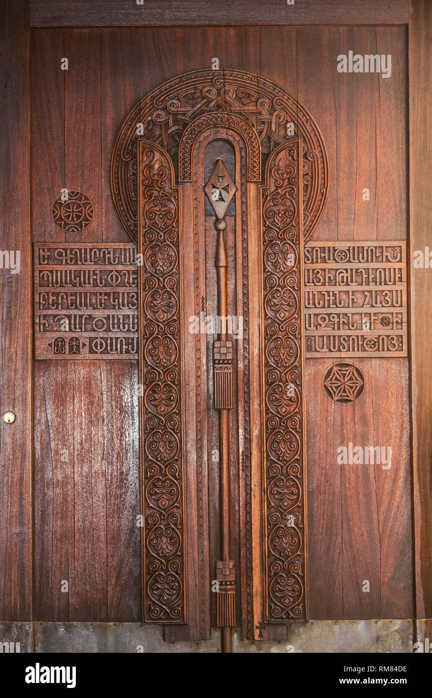 Gheghard, Armenia, 20 settembre 2018:una porta di legno con un inciso saint Longin lancia del nel mezzo a telaio di ornamenti all'entrata in th Foto Stock