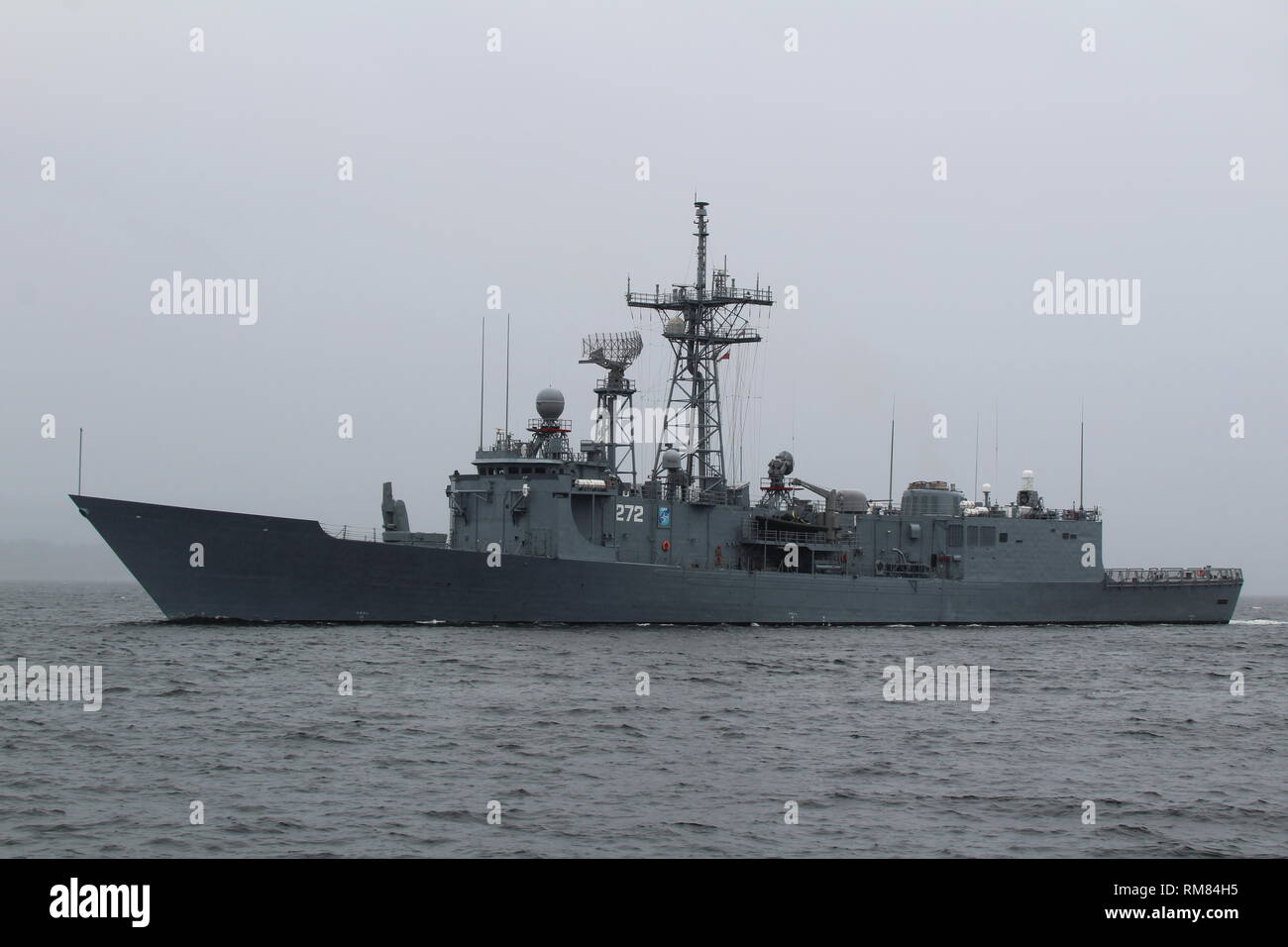 ORP Kazimierz generale Pulaski (272), un pericolo di Oliver Perry-class frigate azionato dalla Marina Polacca, passando Greenock sul Firth of Clyde. Foto Stock