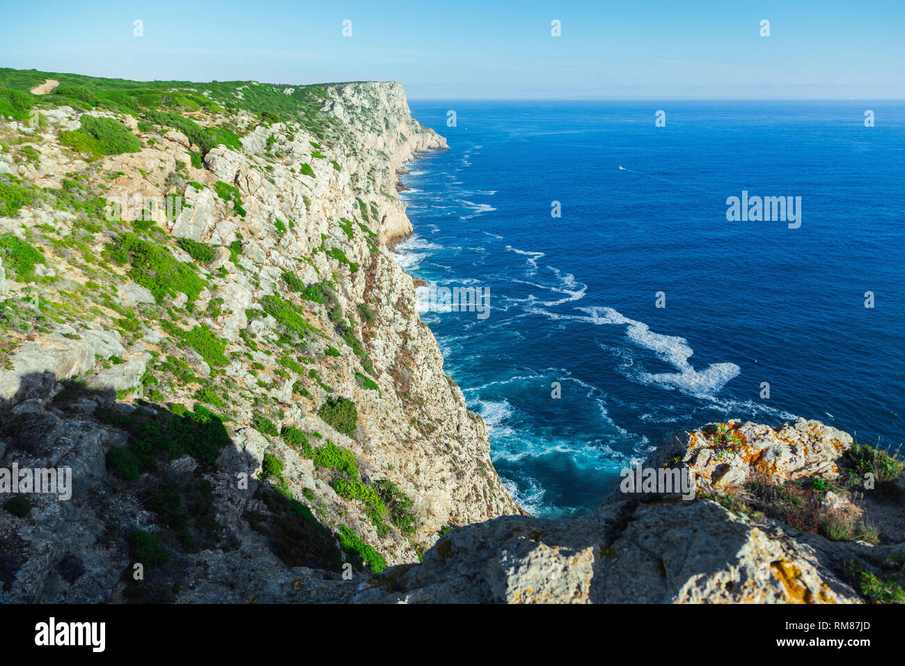 Spiaggia rocciosa e tempestoso Mare con schiuma bianca Foto Stock