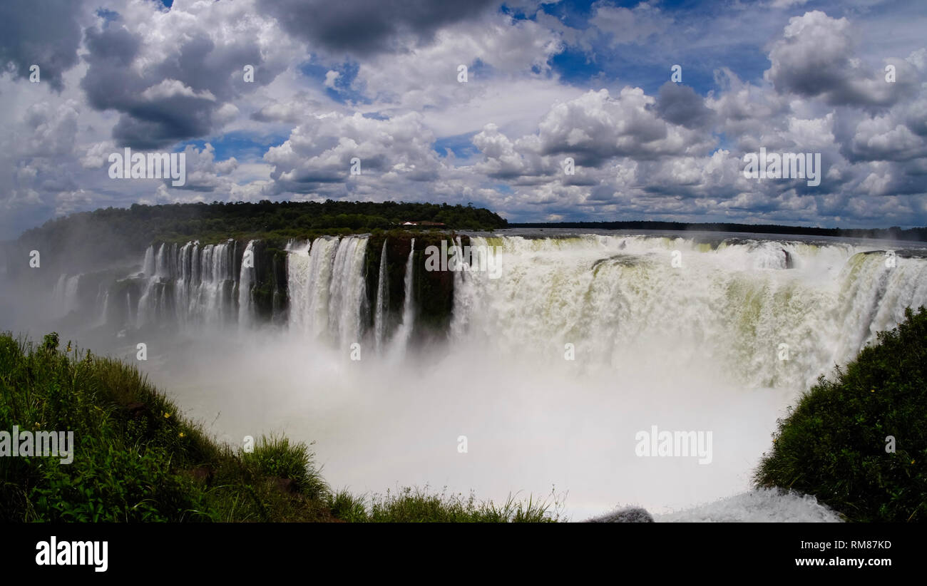 Cascate di Iguazu sul confine di Argentina e Brasile fa la cascata più grande sistema nel mondo. Aspettiamo di vedere molti aspetti differenti. Foto Stock