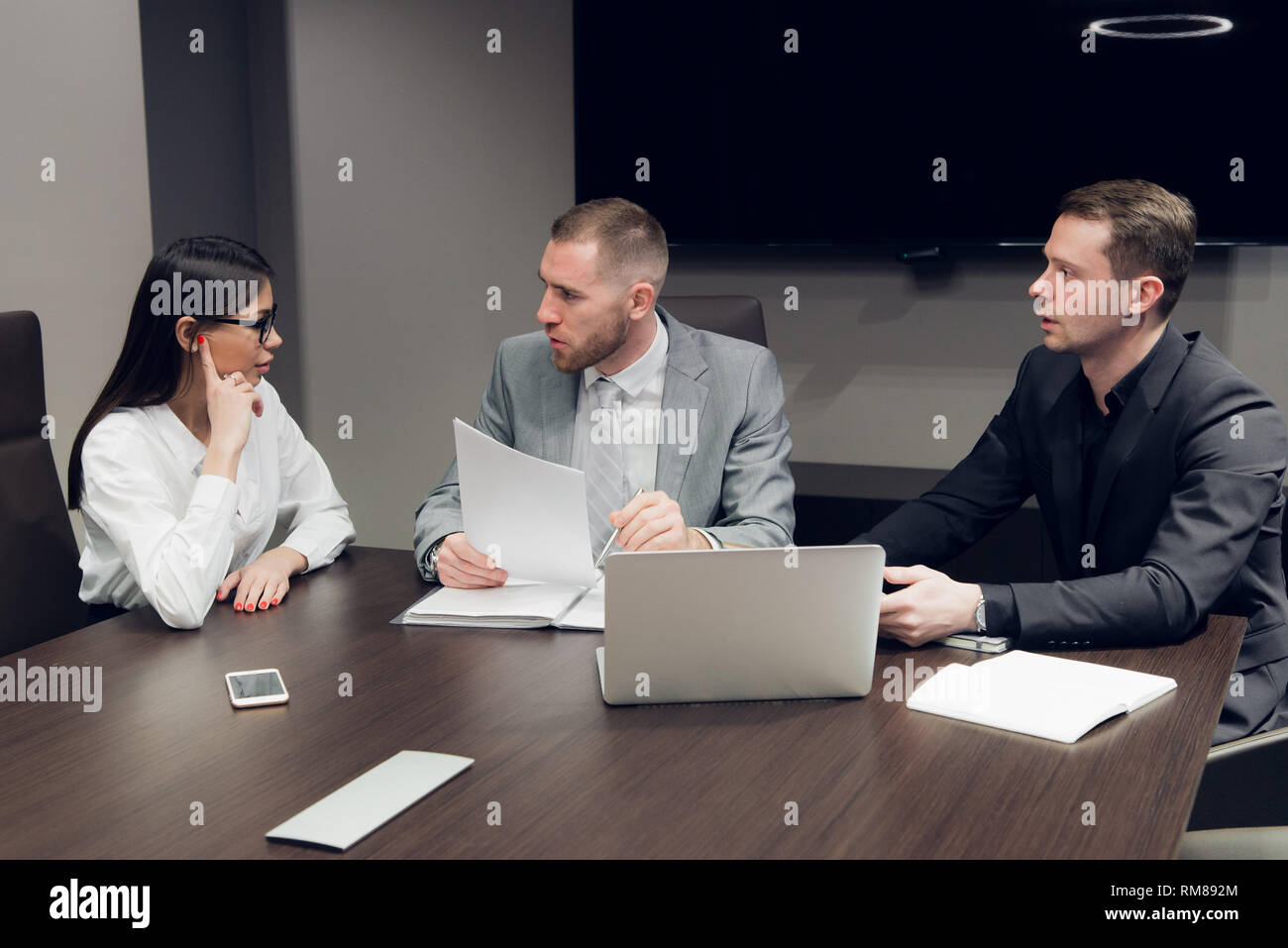Business Partner per discutere di documenti e idee alla riunione Foto Stock